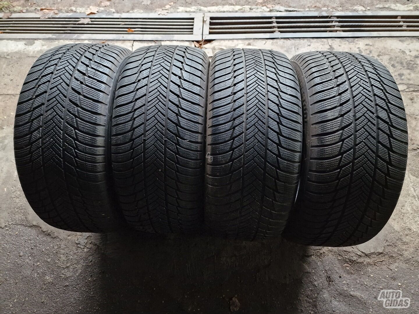 Bridgestone BLIZZAK LM001, 2021m R19 зимние шины для автомобилей