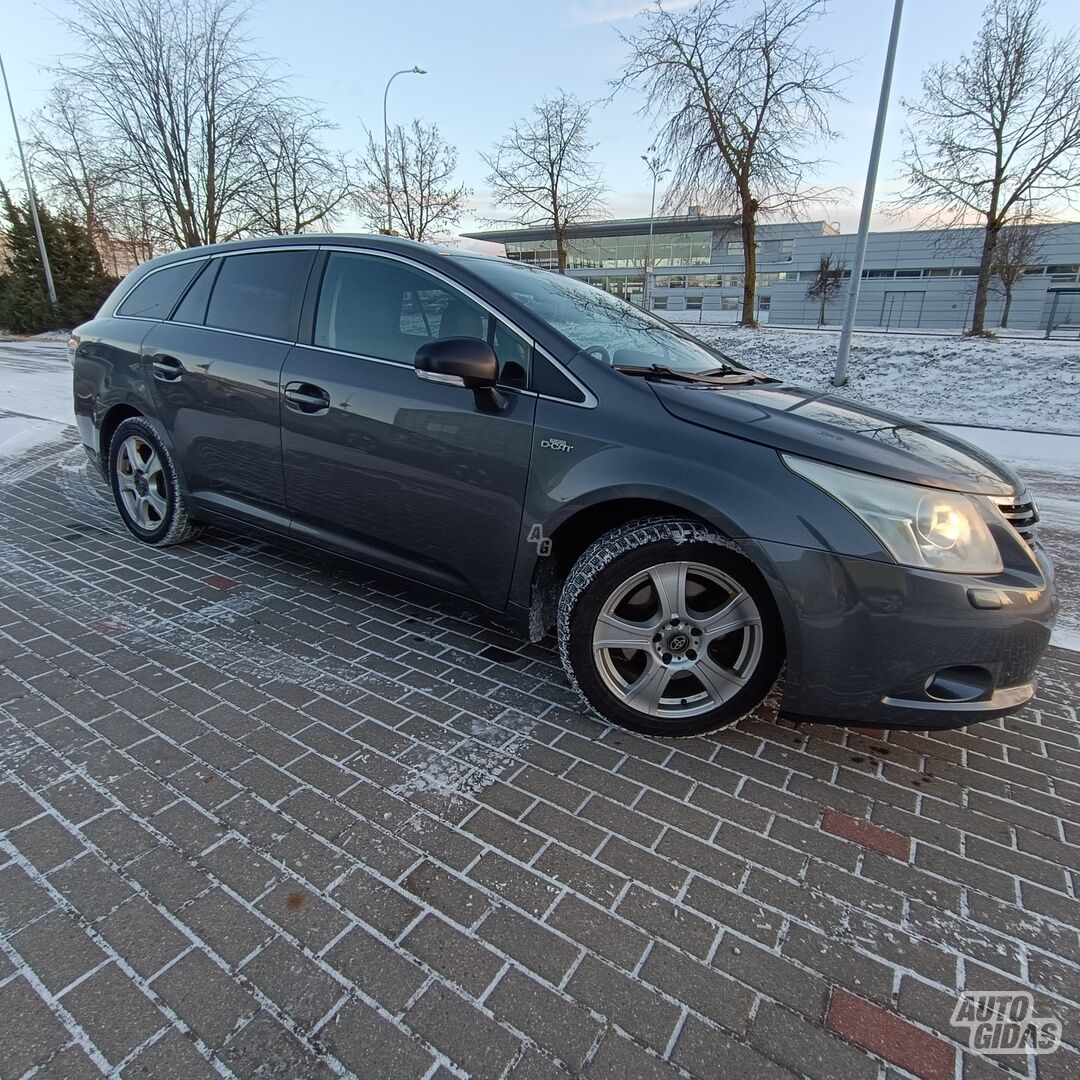 Toyota Avensis 2010 г Универсал