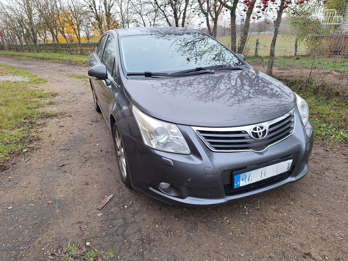 Toyota Avensis 2012 y Sedan