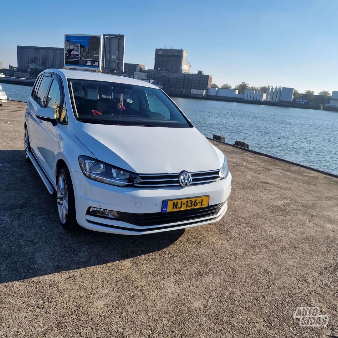 Volkswagen Touran 2017 y Sedan