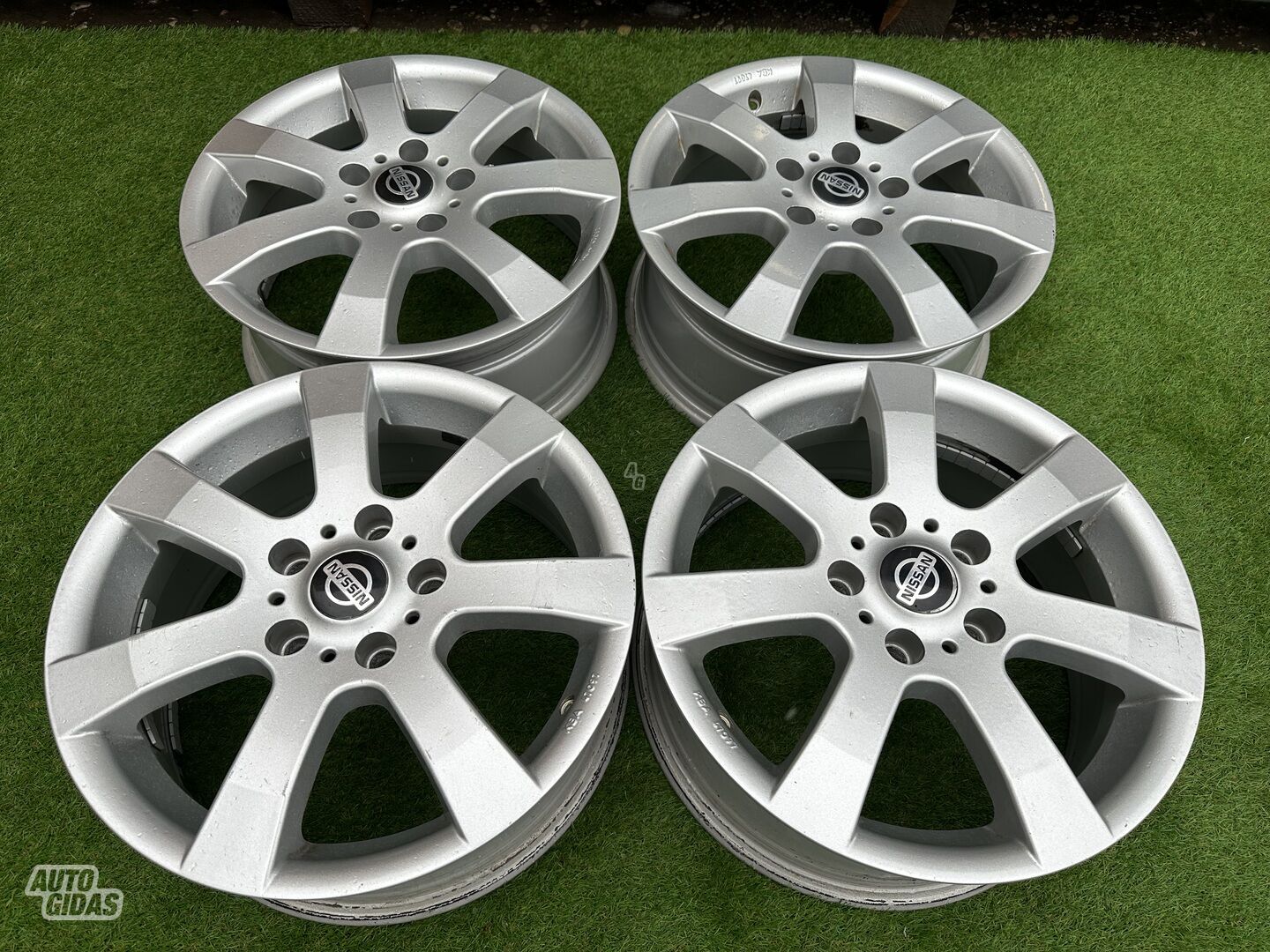 Nissan Siunciam, 6.5J ET45 light alloy R16 rims