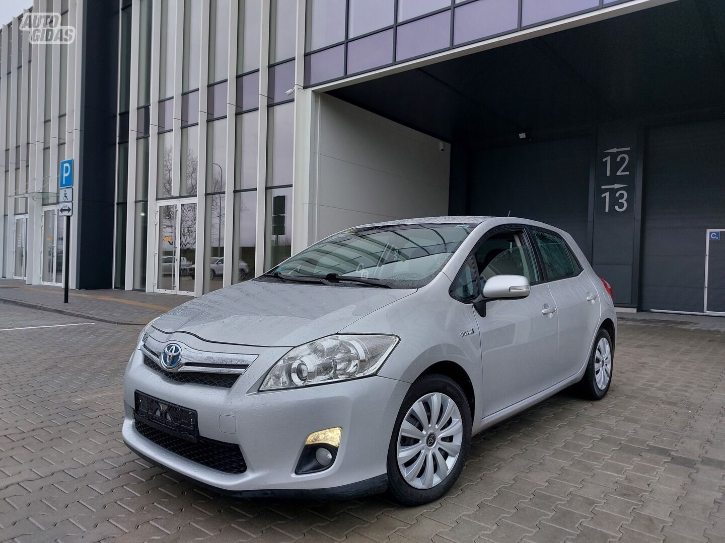 Toyota Auris HYBRID 2011 г