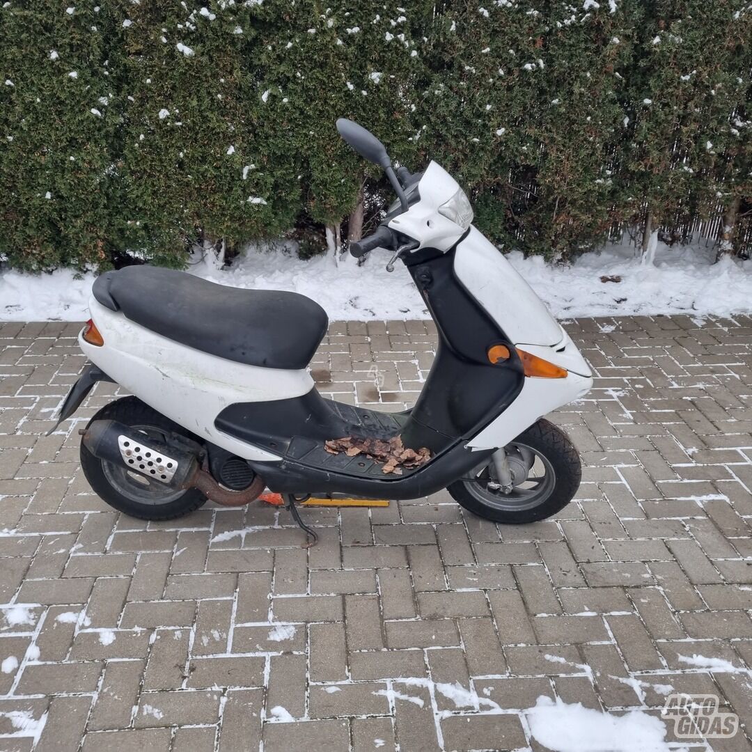 Peugeot Speedake 2010 y Scooter / moped