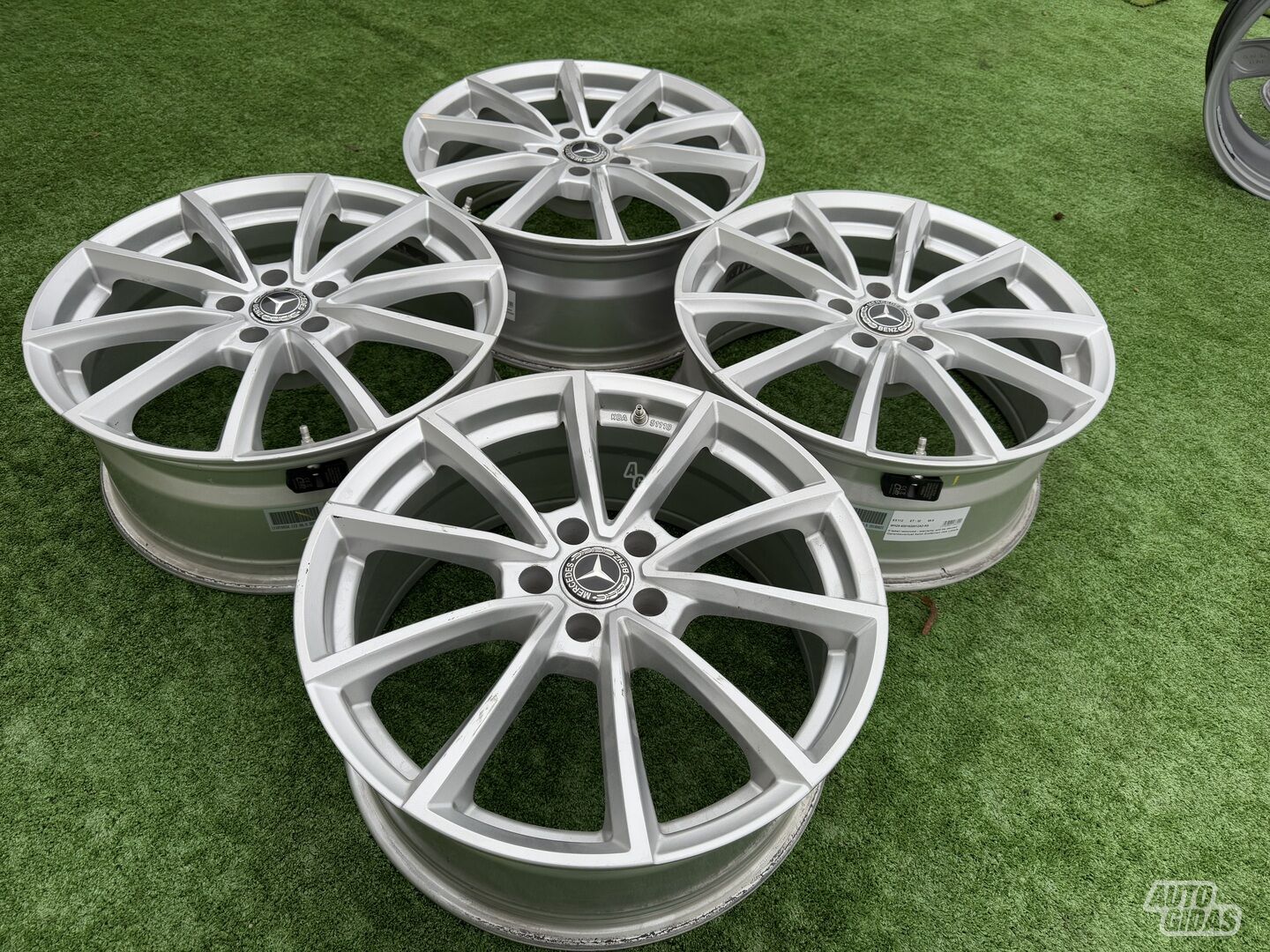 Mercedes-Benz Siunciam, 8J ET30 light alloy R19 rims