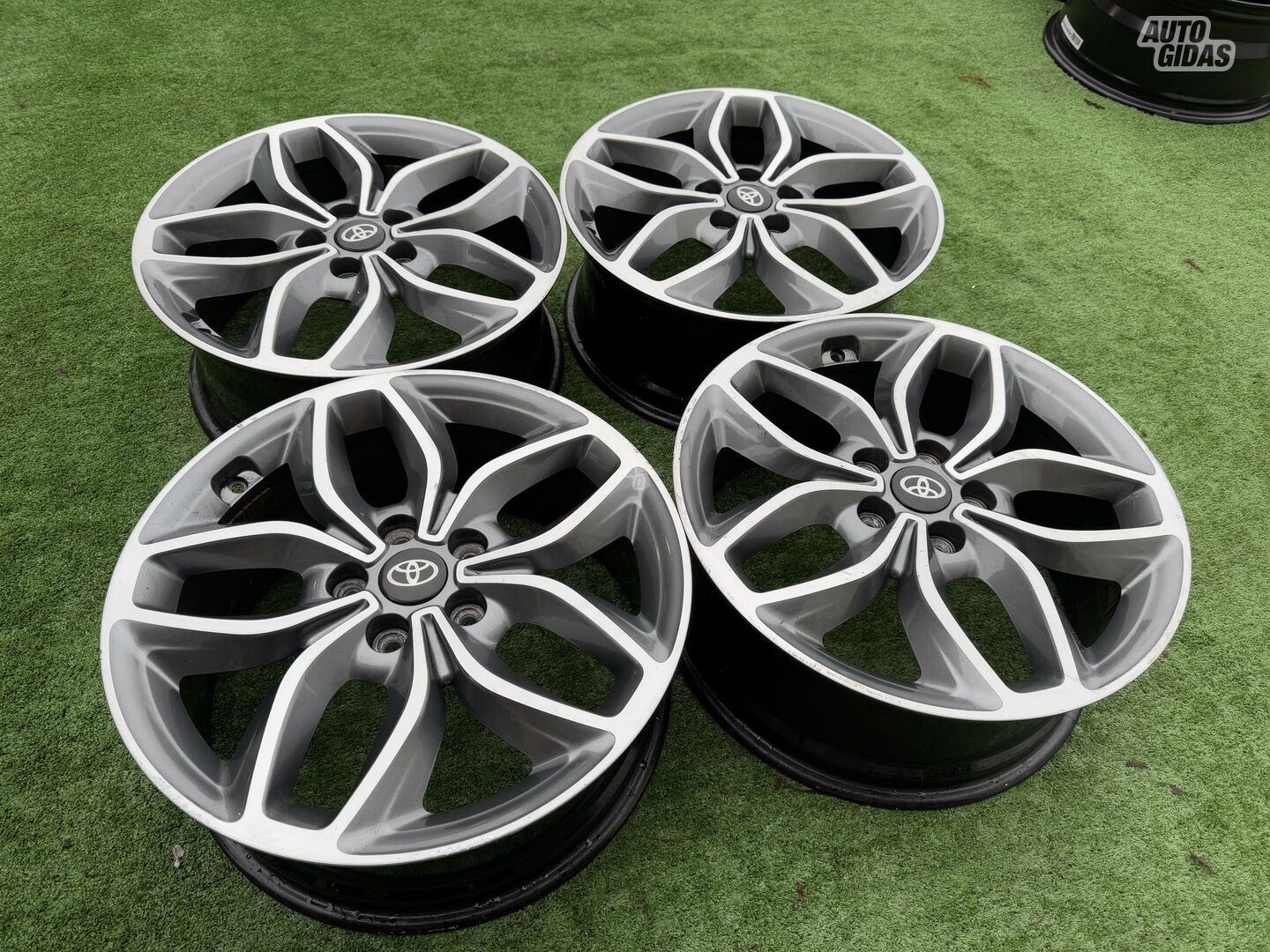 Toyota Siunciam, 7.5J ET55 light alloy R18 rims