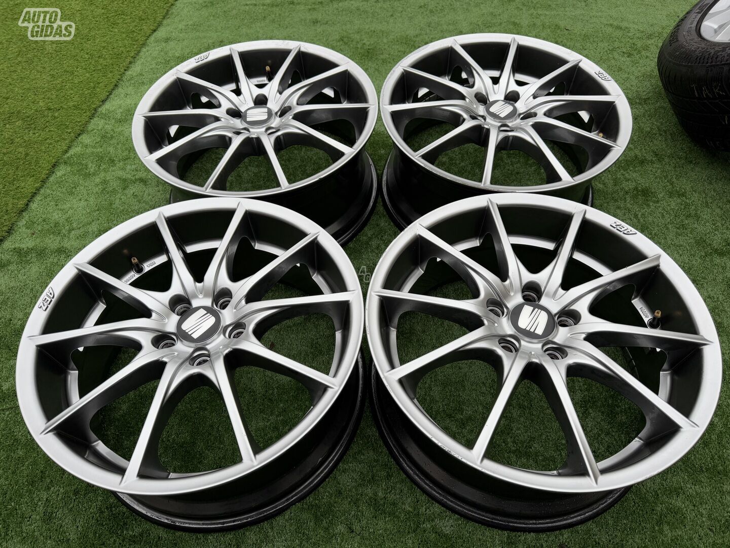 Seat Siunciam, 8J ET50 light alloy R18 rims