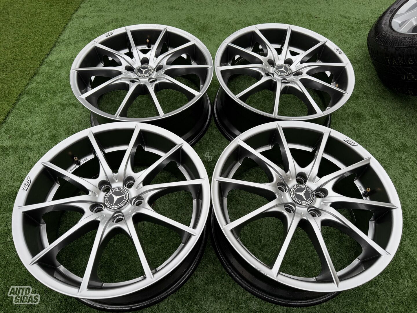 Mercedes-Benz Siunciam, 8J ET50 light alloy R18 rims