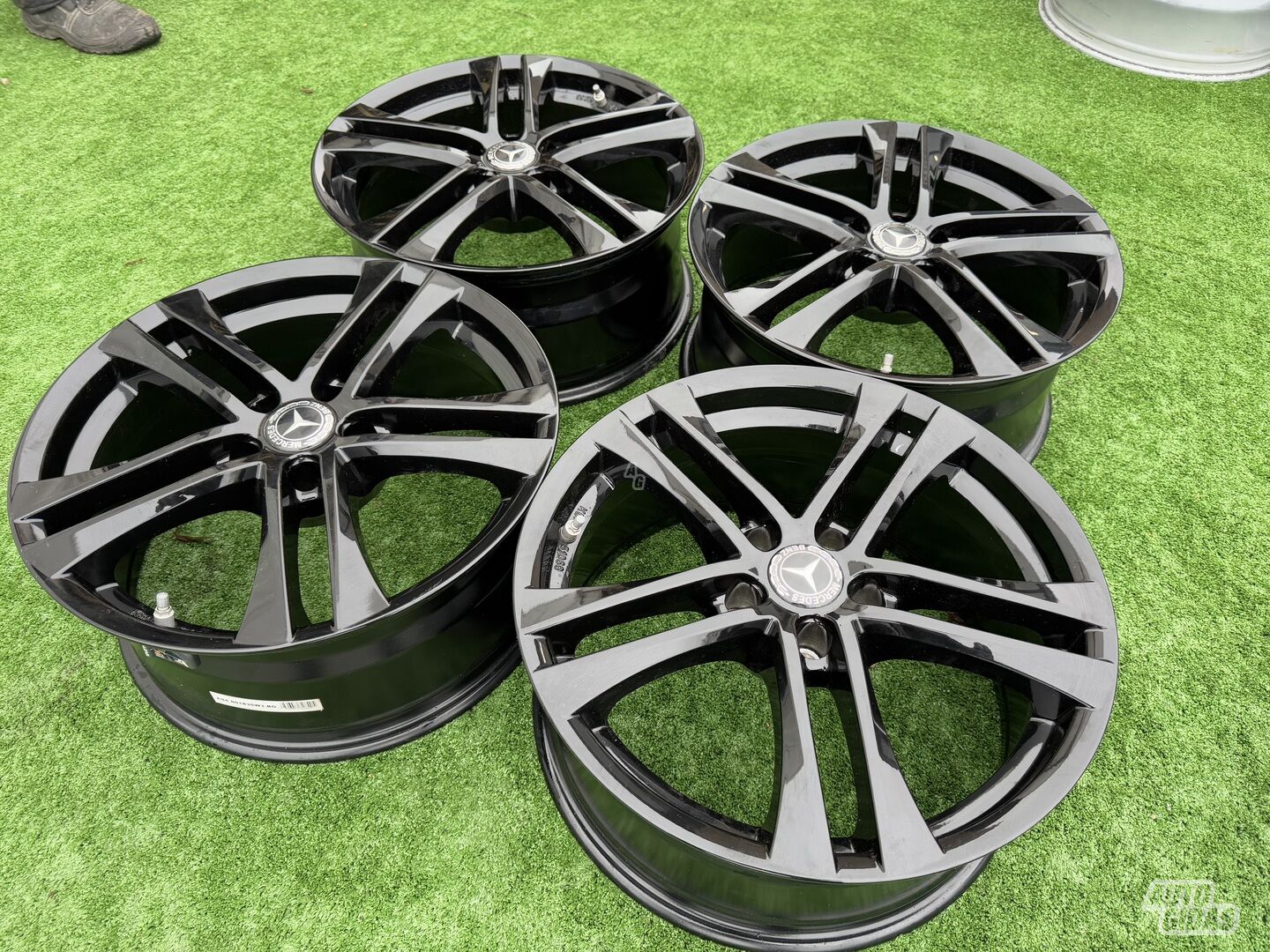 Mercedes-Benz Siunciam, 8J ET35 light alloy R18 rims