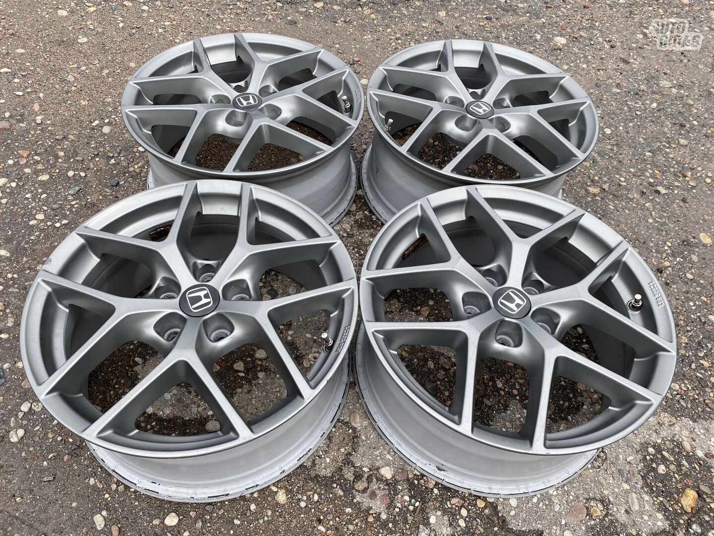 Honda Siunciam, 7,5J ET40 light alloy R17 rims