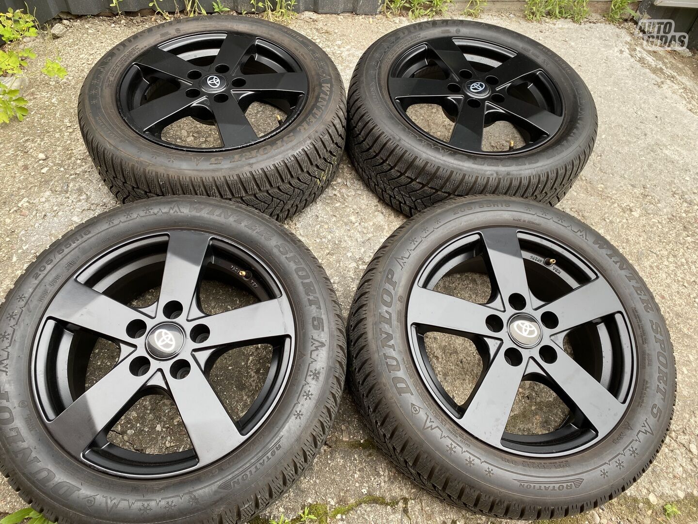 Toyota Siunciam, 6.5J ET35 light alloy R16 rims