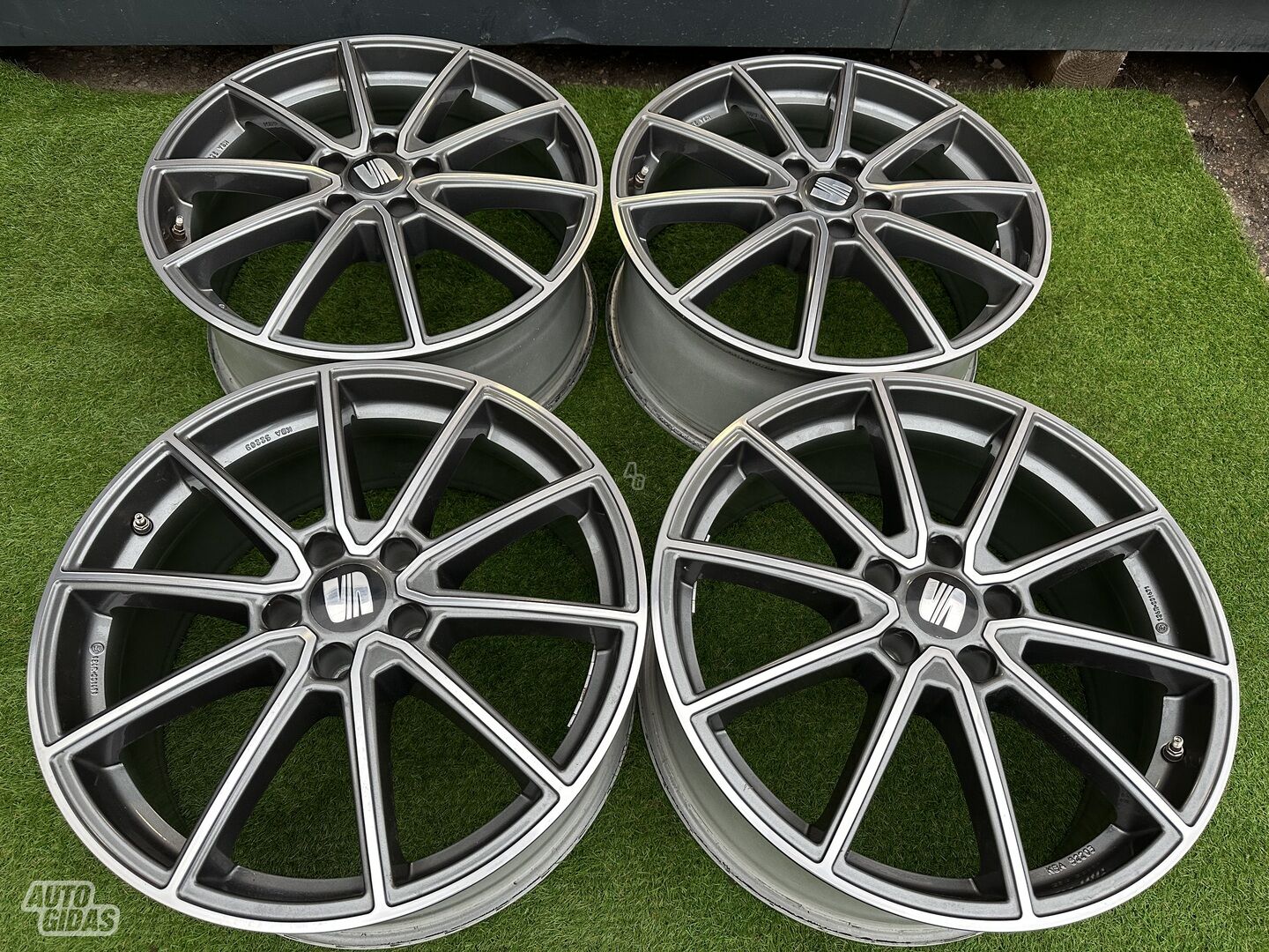 Seat Siunciam, 8J ET45 light alloy R19 rims