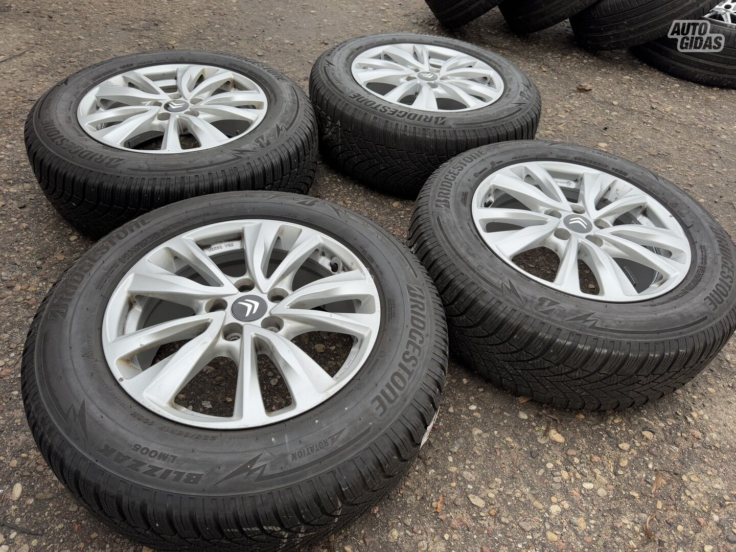 Citroen Siunciam, 7,5J ET55 light alloy R17 rims