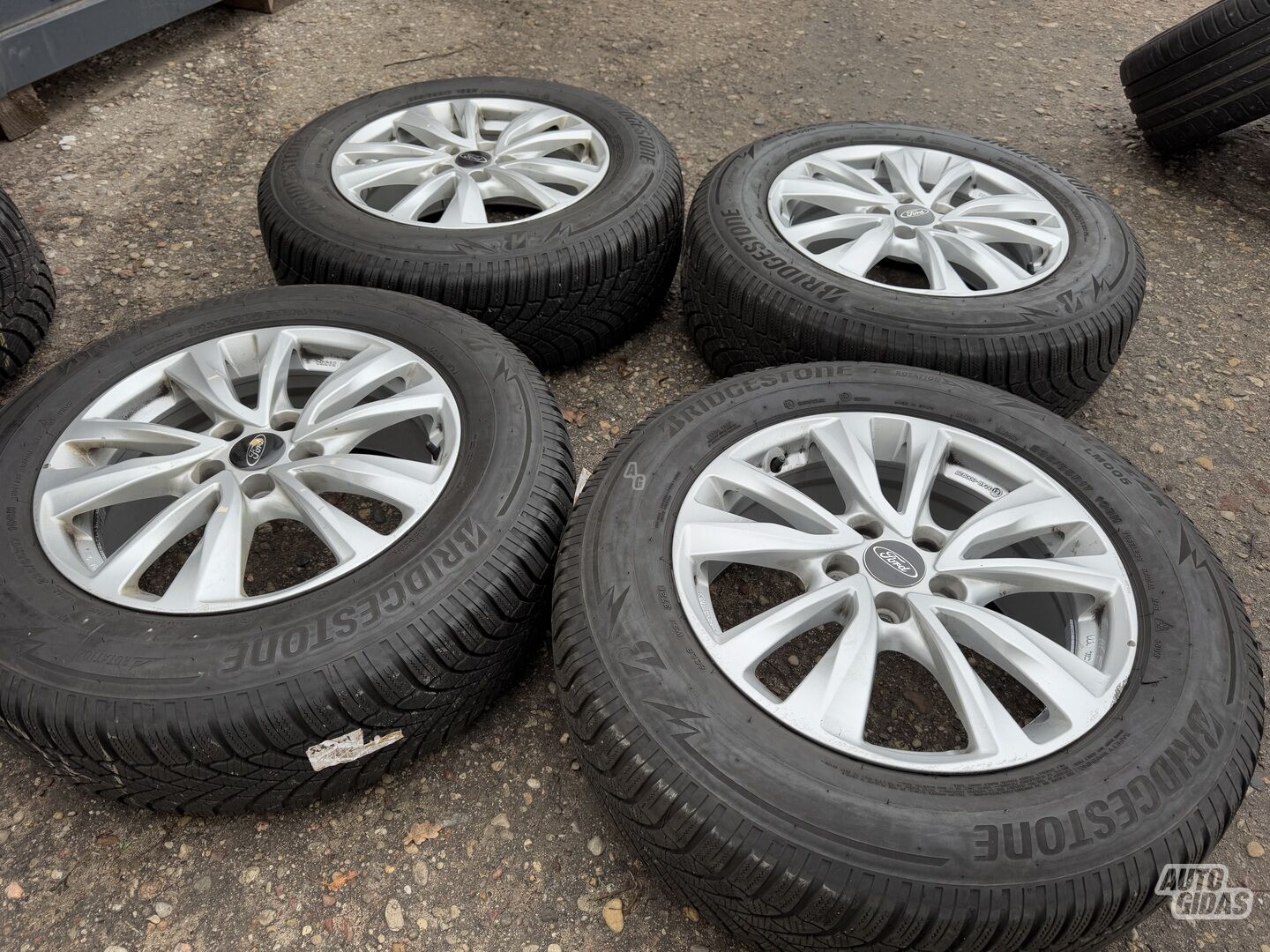 Ford Siunciam, 7,5J ET55 light alloy R17 rims