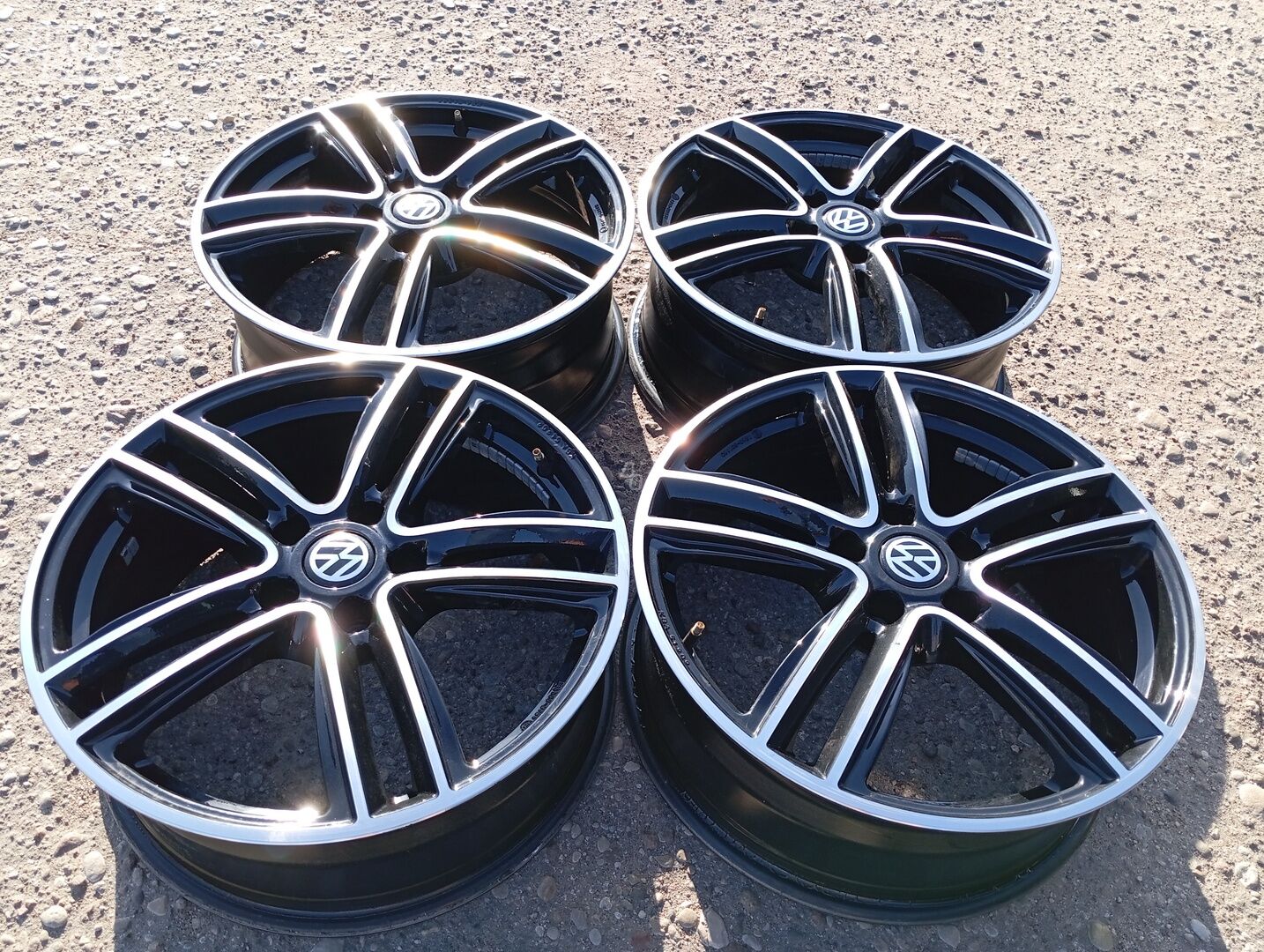 Volkswagen Siunciam, 8J ET52 light alloy R19 rims