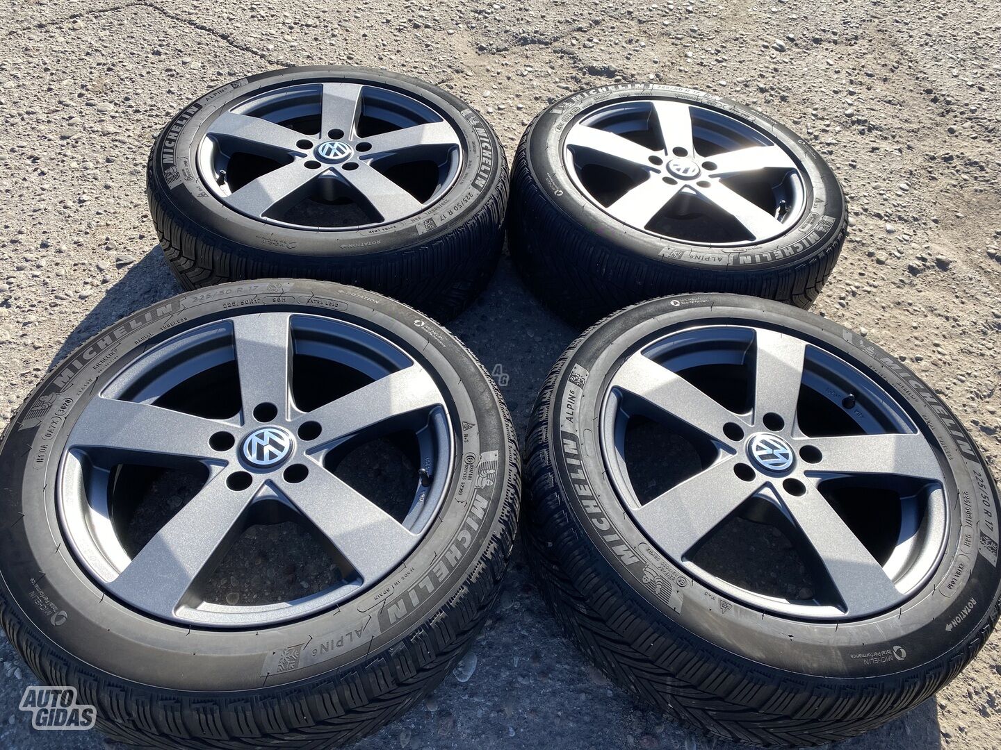 Volkswagen Siunciam, 7J ET48 light alloy R17 rims