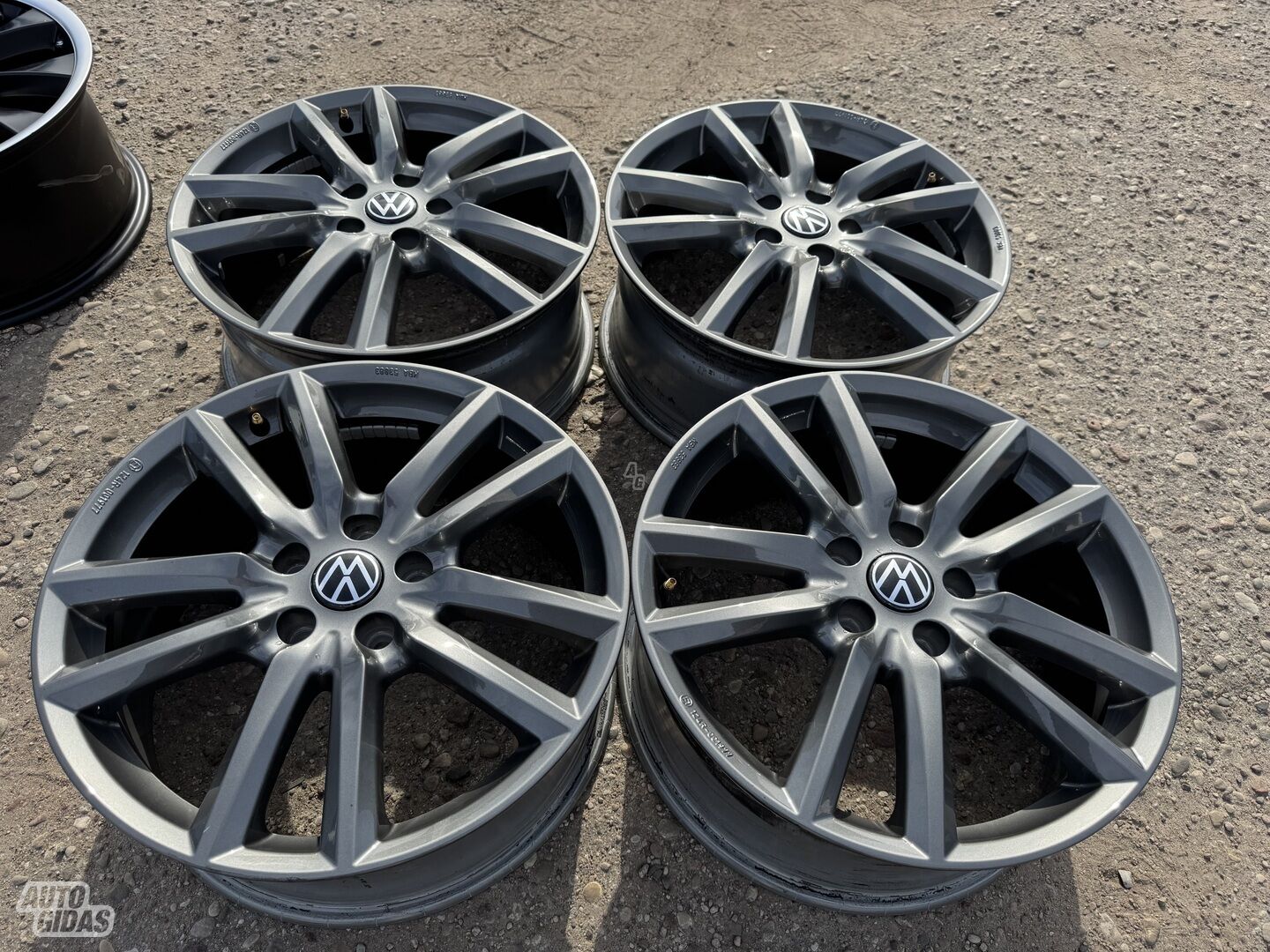 Volkswagen Siunciam, 8J ET26 light alloy R18 rims