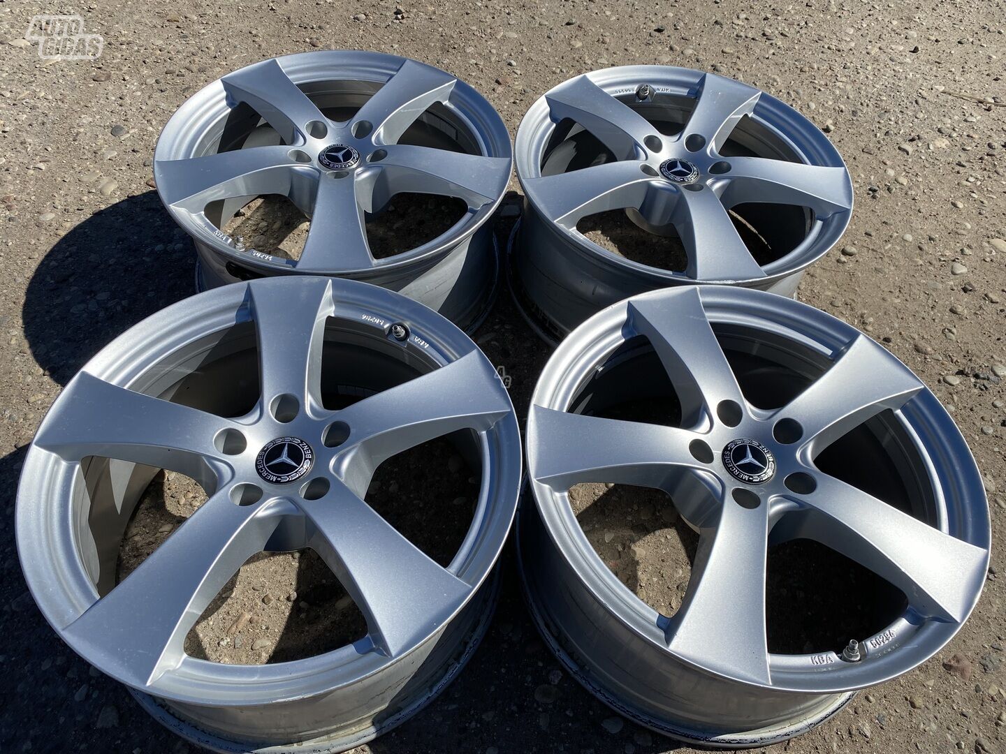 Mercedes-Benz Siunciam, 8J ET35 light alloy R18 rims