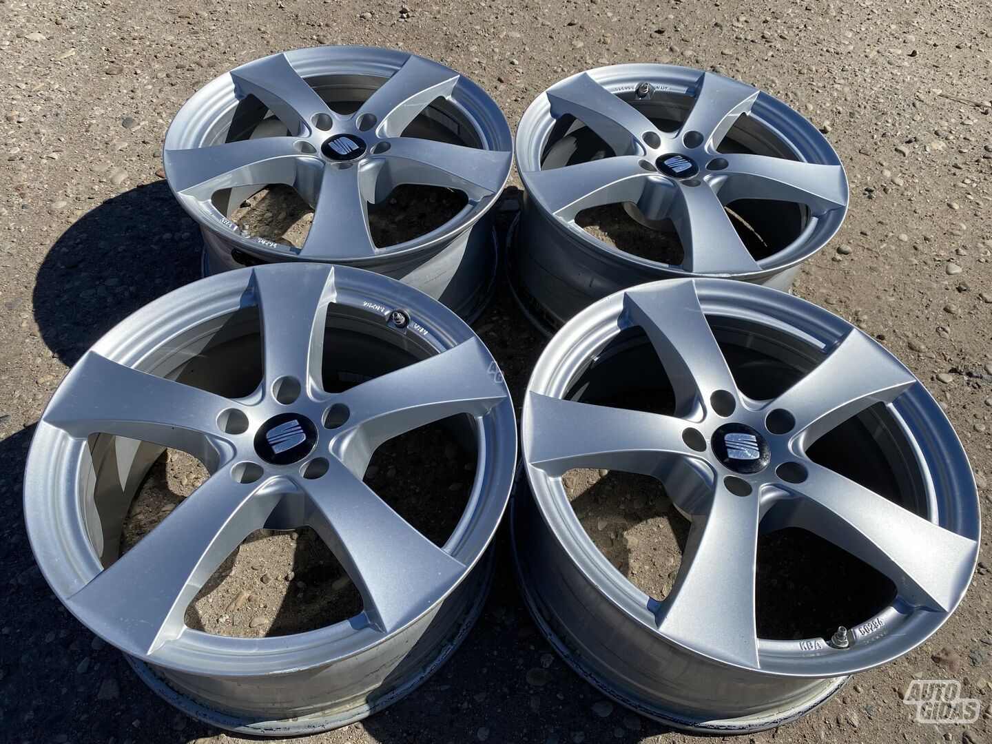 Seat Siunciu, 8J ET35 light alloy R18 rims