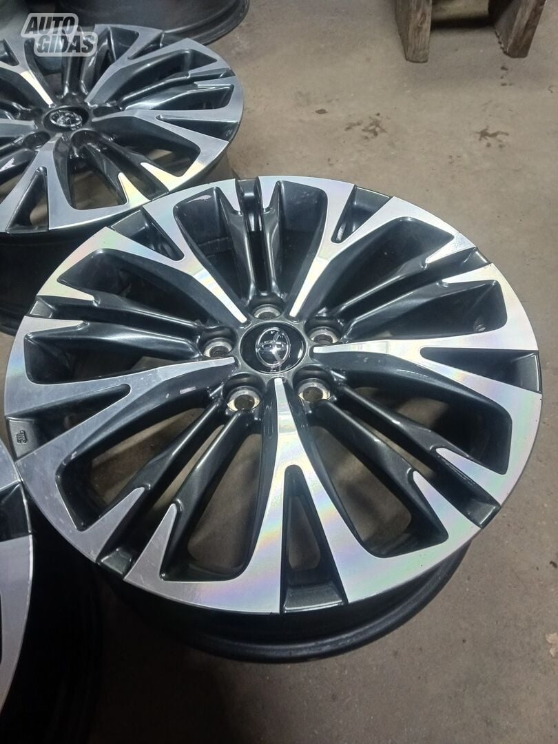 Toyota Yaris Cross light alloy R18 rims