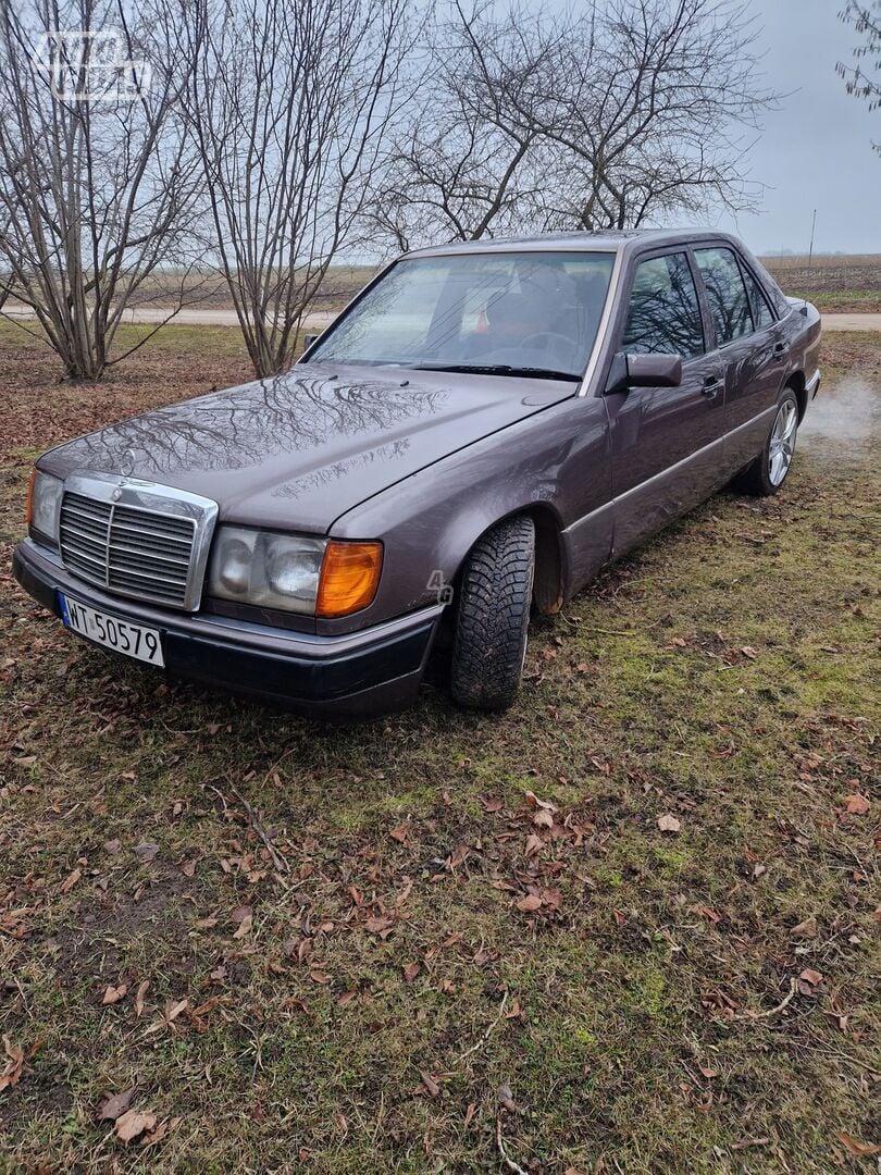 Mercedes-Benz E 124 1992 y Sedan