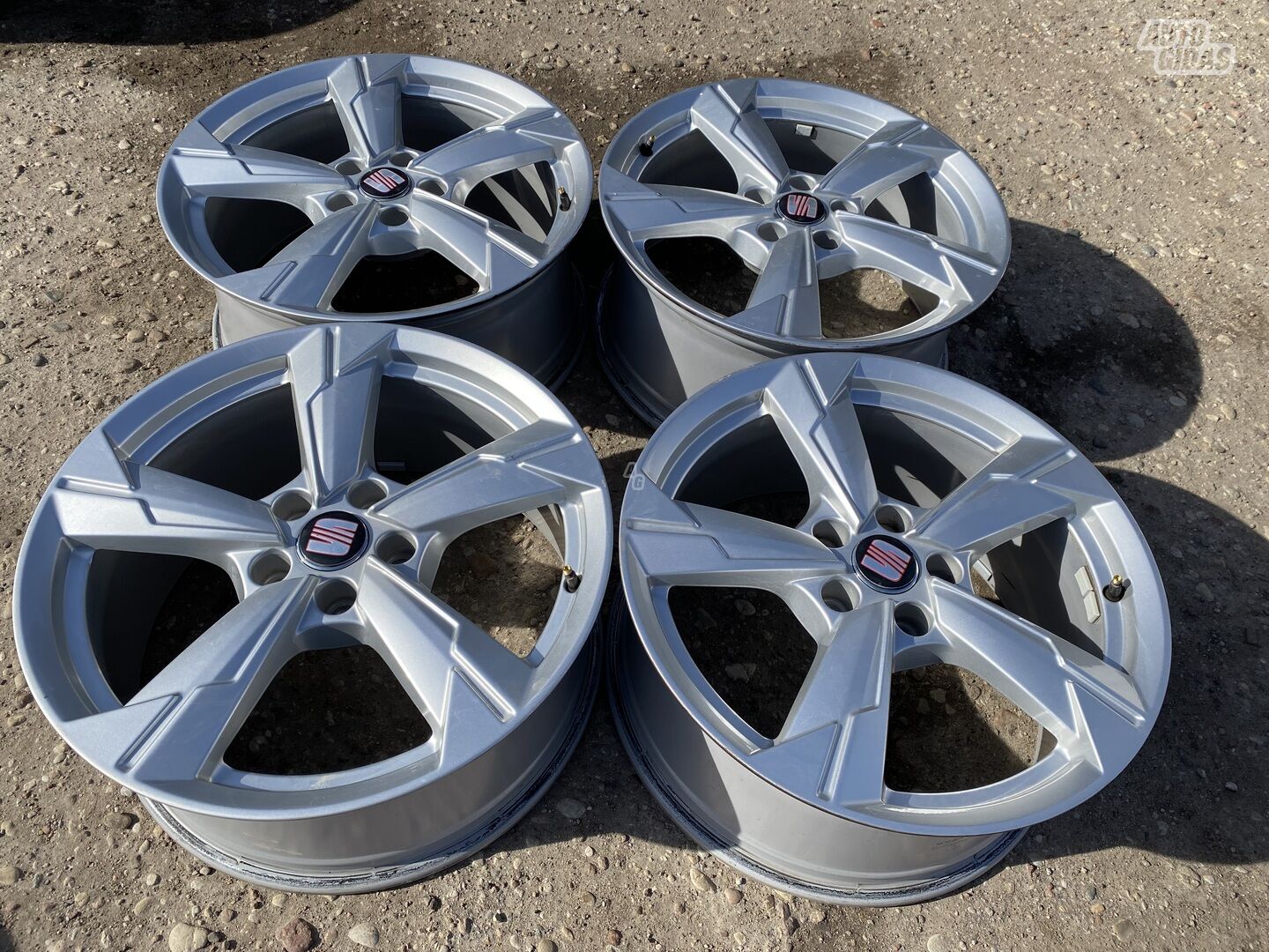 Seat Siunciam, 8J ET39 light alloy R18 rims