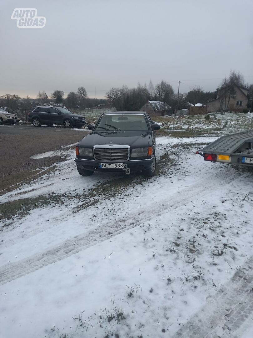 Mercedes-Benz 300 1980 y Sedan