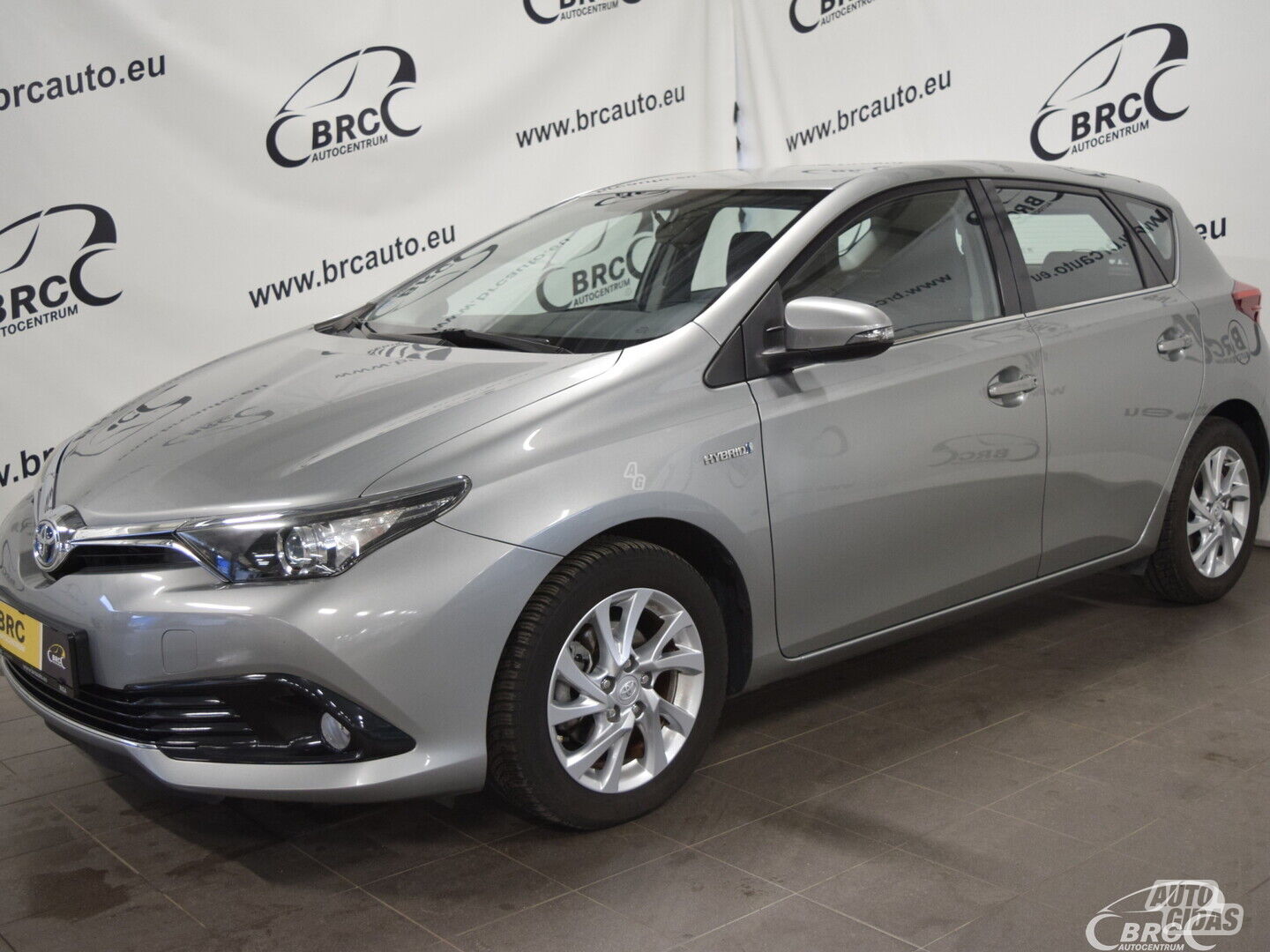 Toyota Auris Hybrid A/T 2016 m