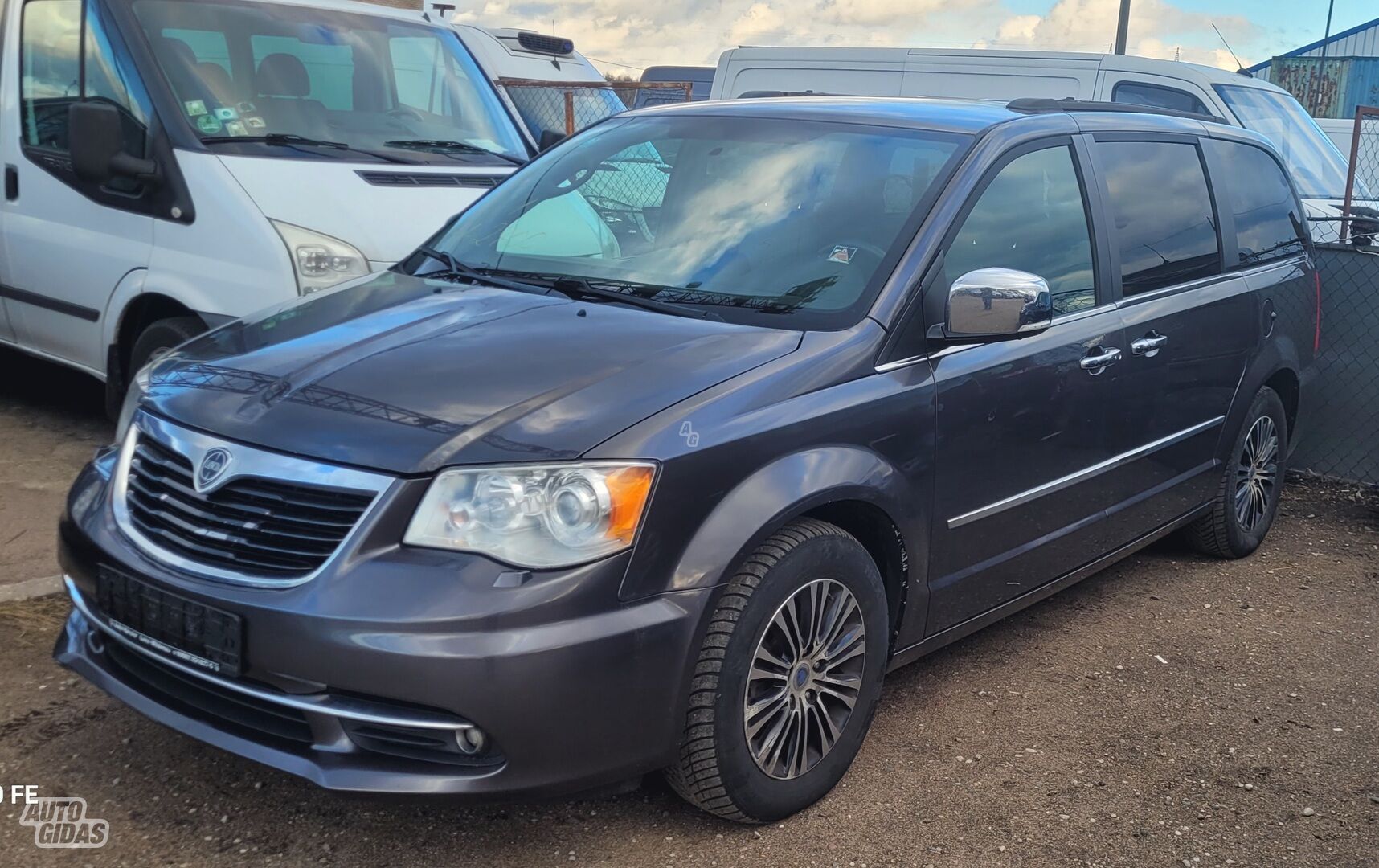 Lancia Voyager 2015 г Минивэн