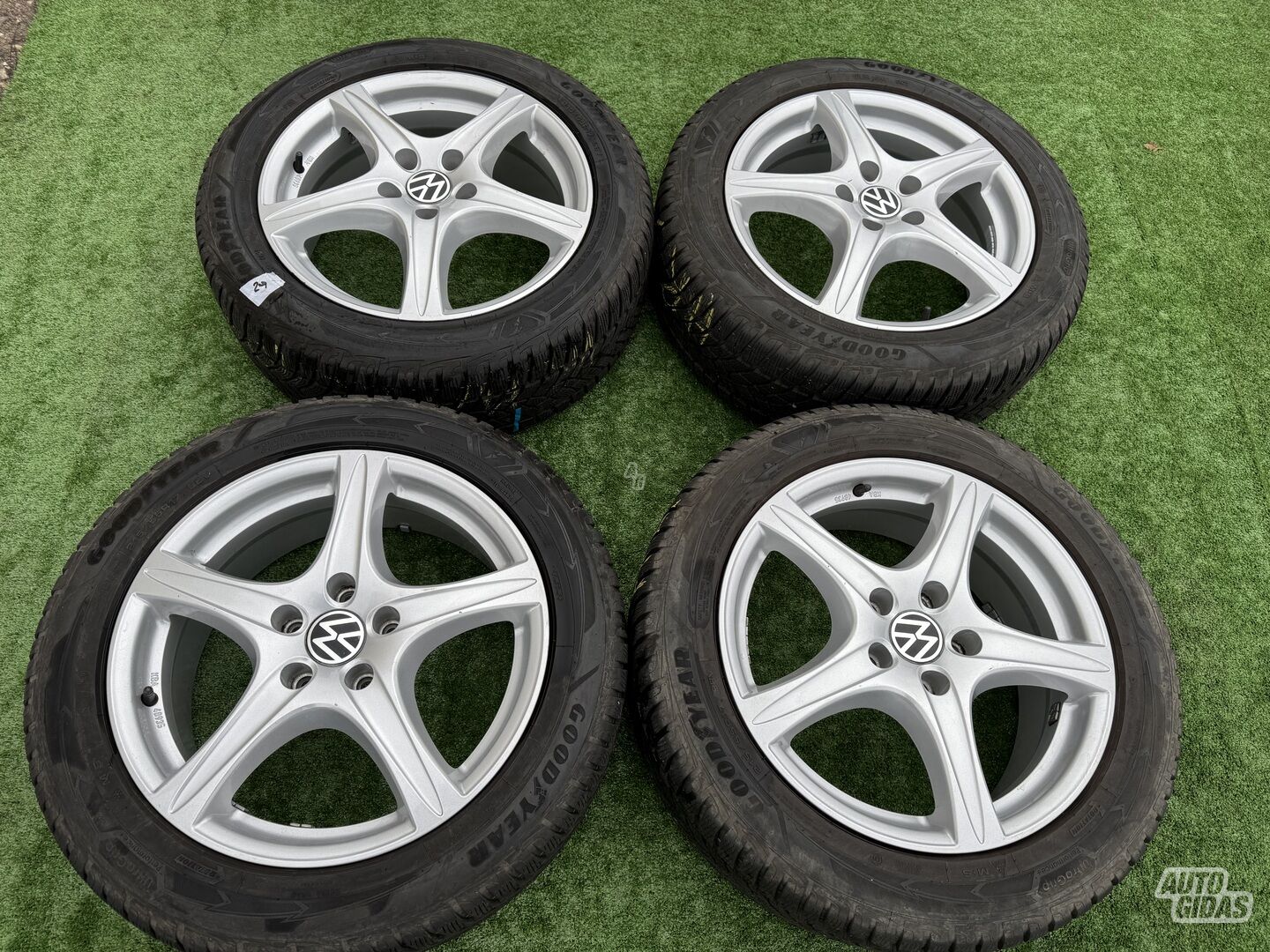 Volkswagen Siunciam, 7J ET45 light alloy R17 rims