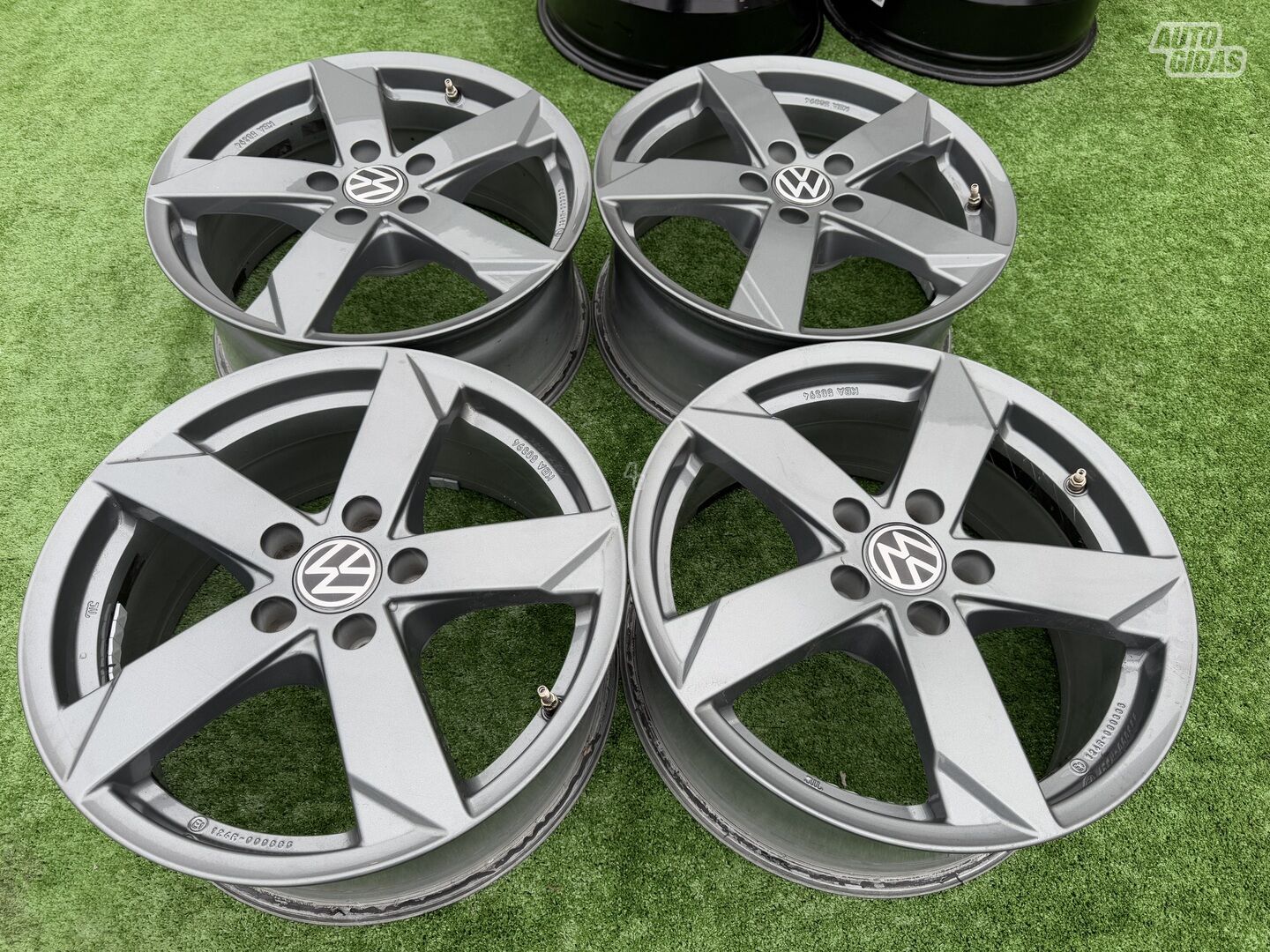 Volkswagen Siunciam, 7J Et39 light alloy R17 rims