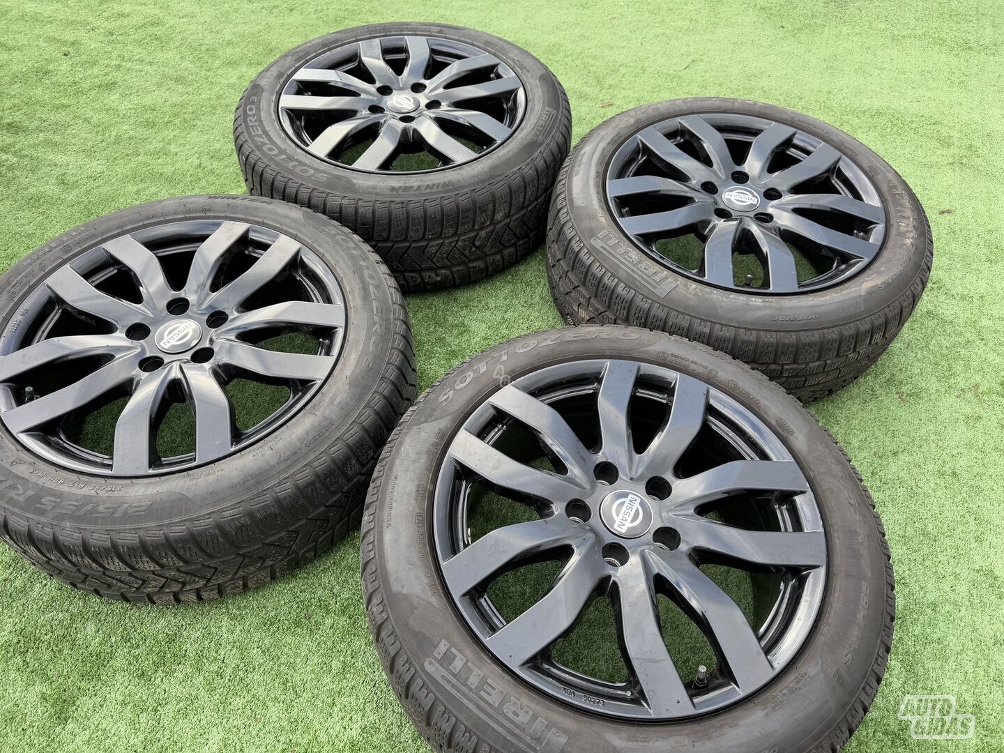 Nissan Siunciam, 7.5J ET35 light alloy R17 rims