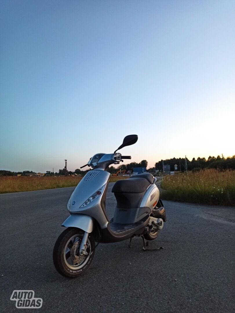 Piaggio ZIP 2009 y Scooter / moped