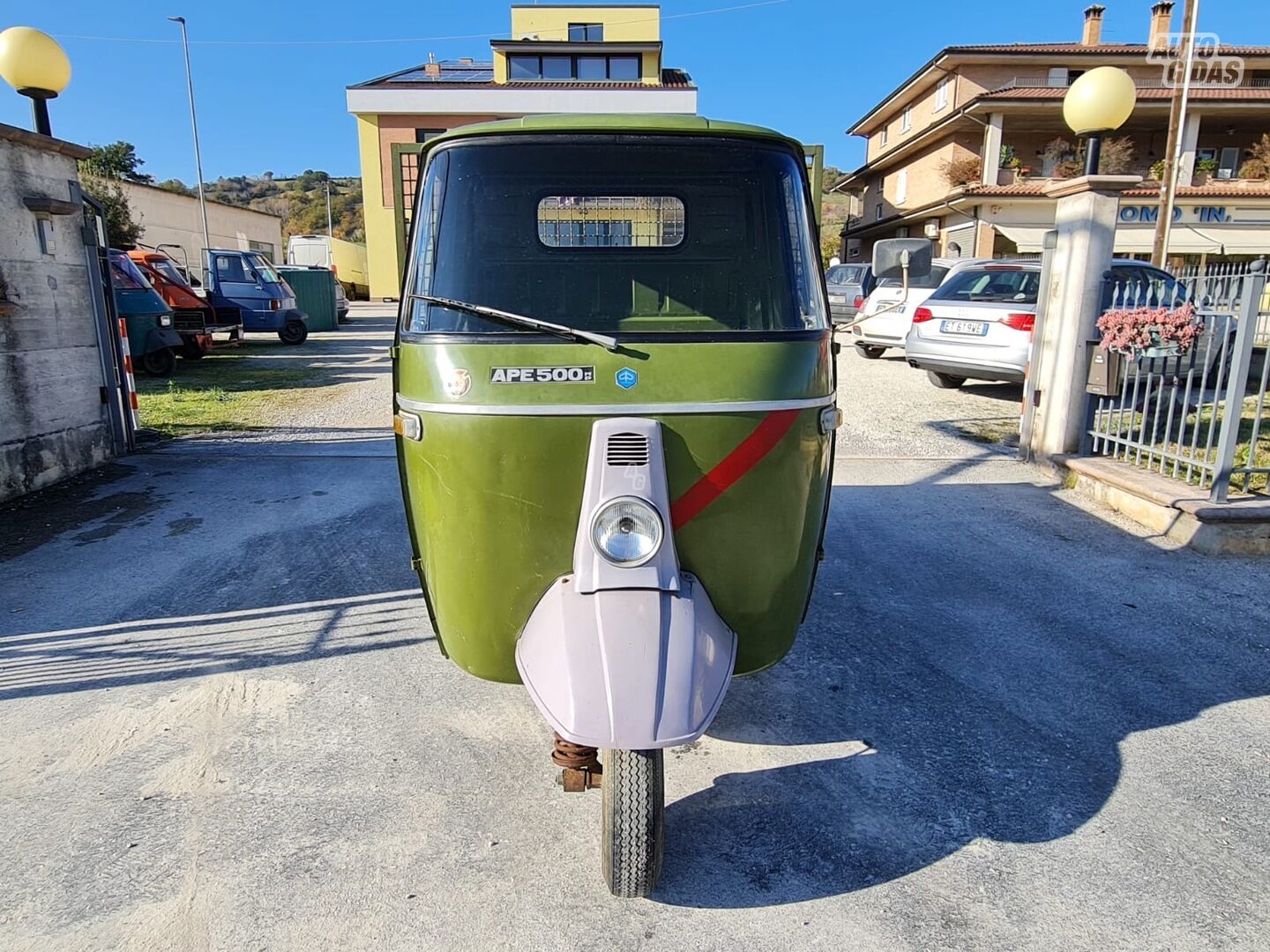 Piaggio Ape 1982 y Three-wheel motorcycle