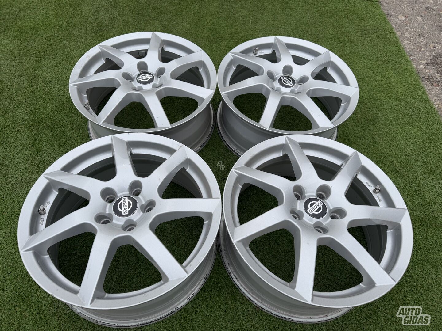 Nissan Siunciam, 7J ET50 light alloy R17 rims