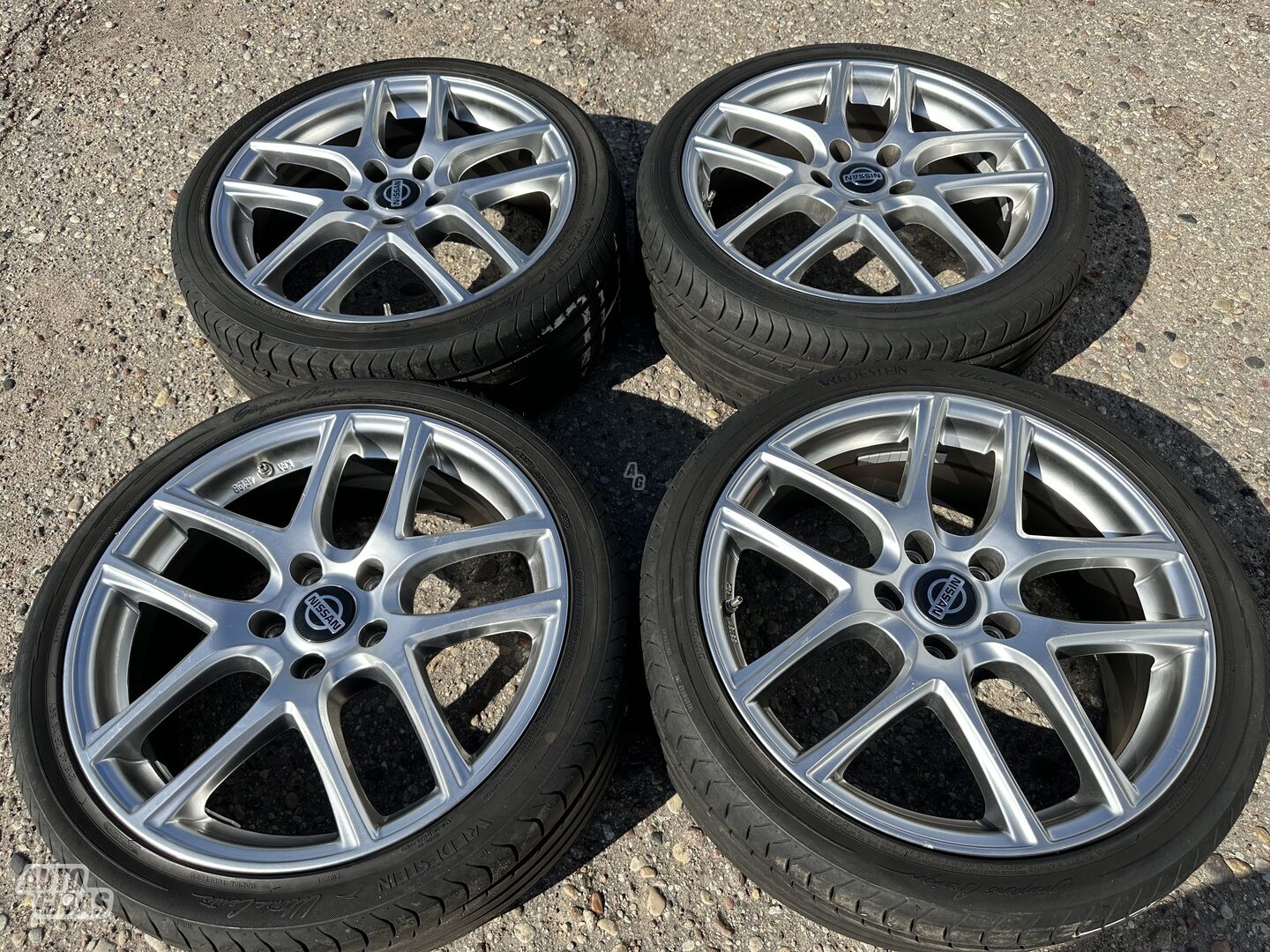 Nissan Siunciam, 7.5J ET45 light alloy R18 rims