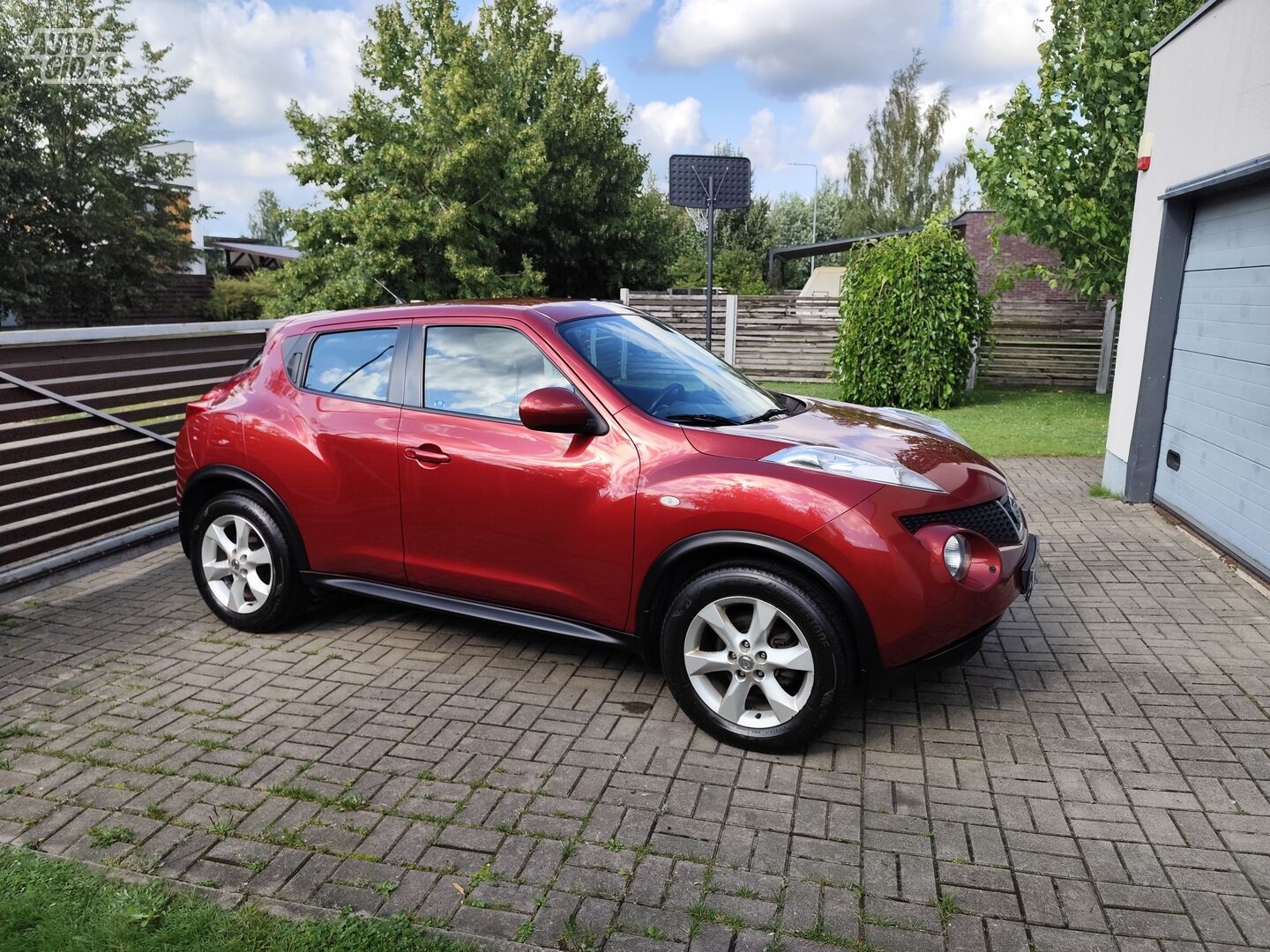 Nissan Juke 2012 г Внедорожник / Кроссовер