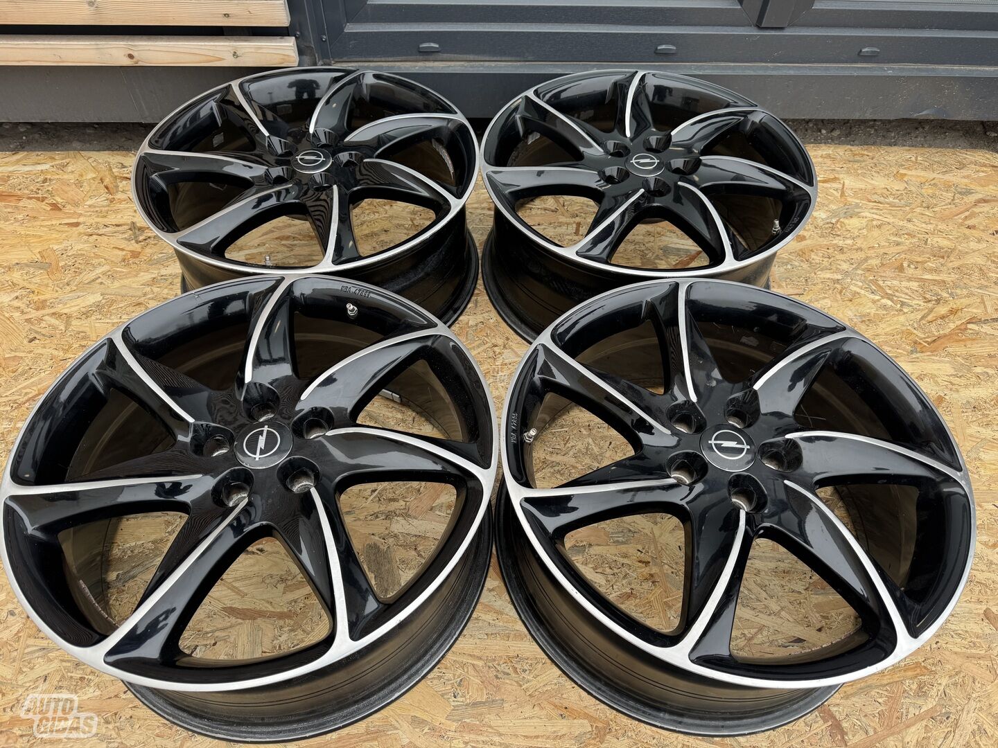 Opel Siunciam, 8.5J ET45 light alloy R20 rims