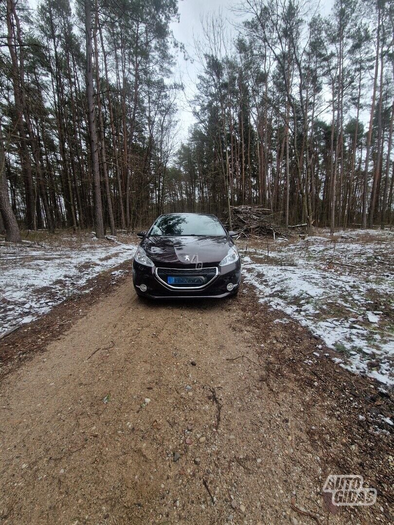 Peugeot 208 2012 г Седан