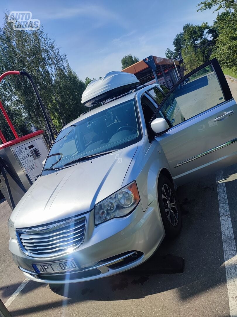 Chrysler Town & Country 2011 г Универсал