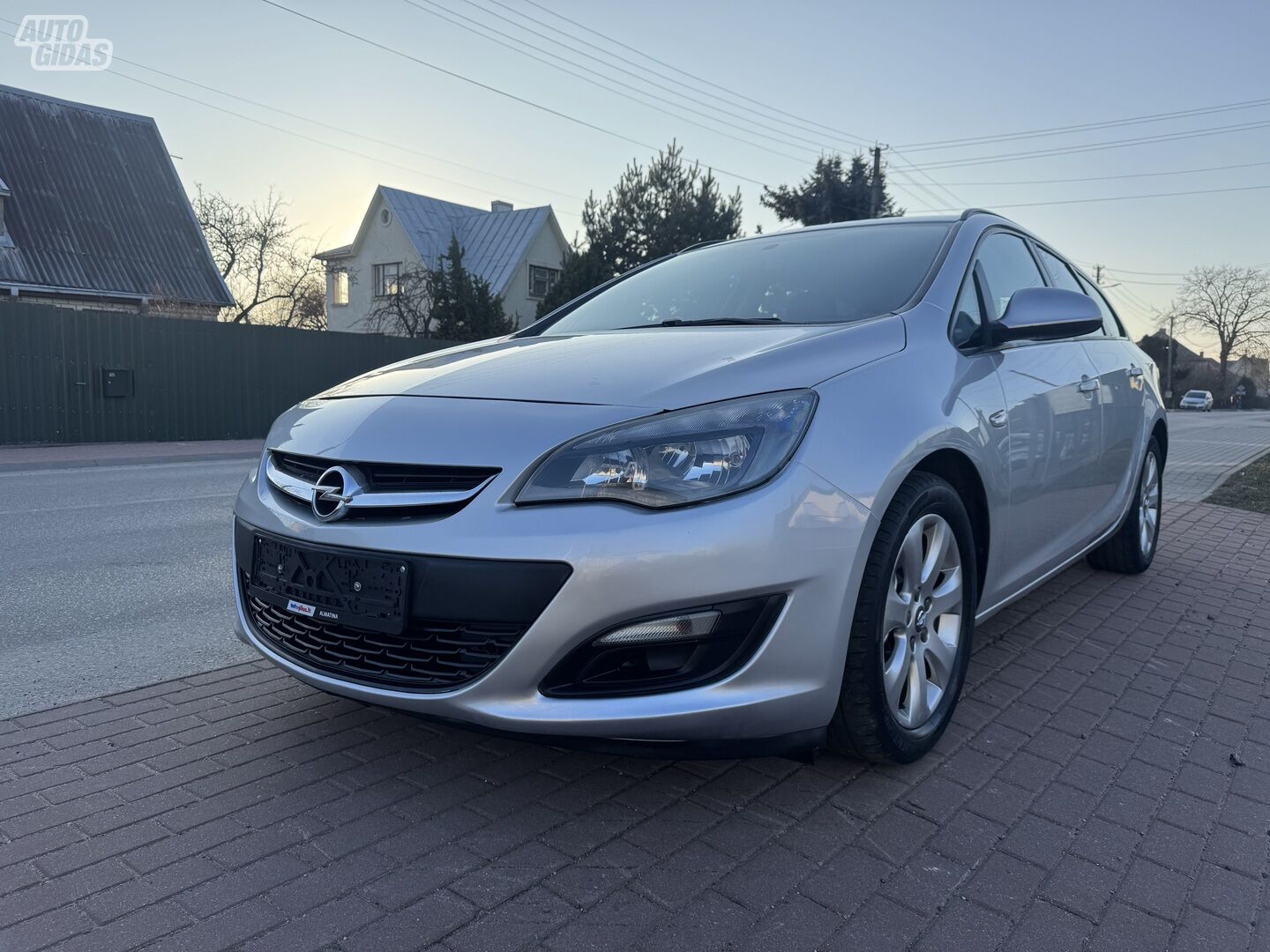 Opel Astra 2012 y Wagon