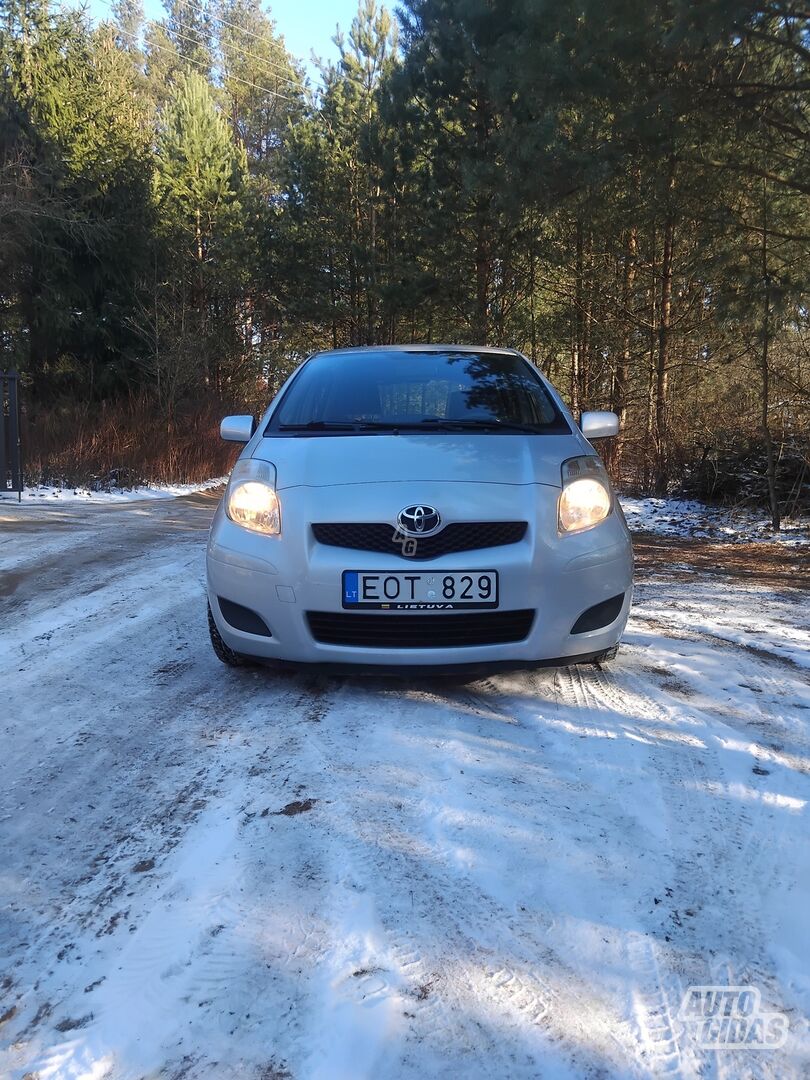 Toyota Yaris 2011 г Хэтчбек