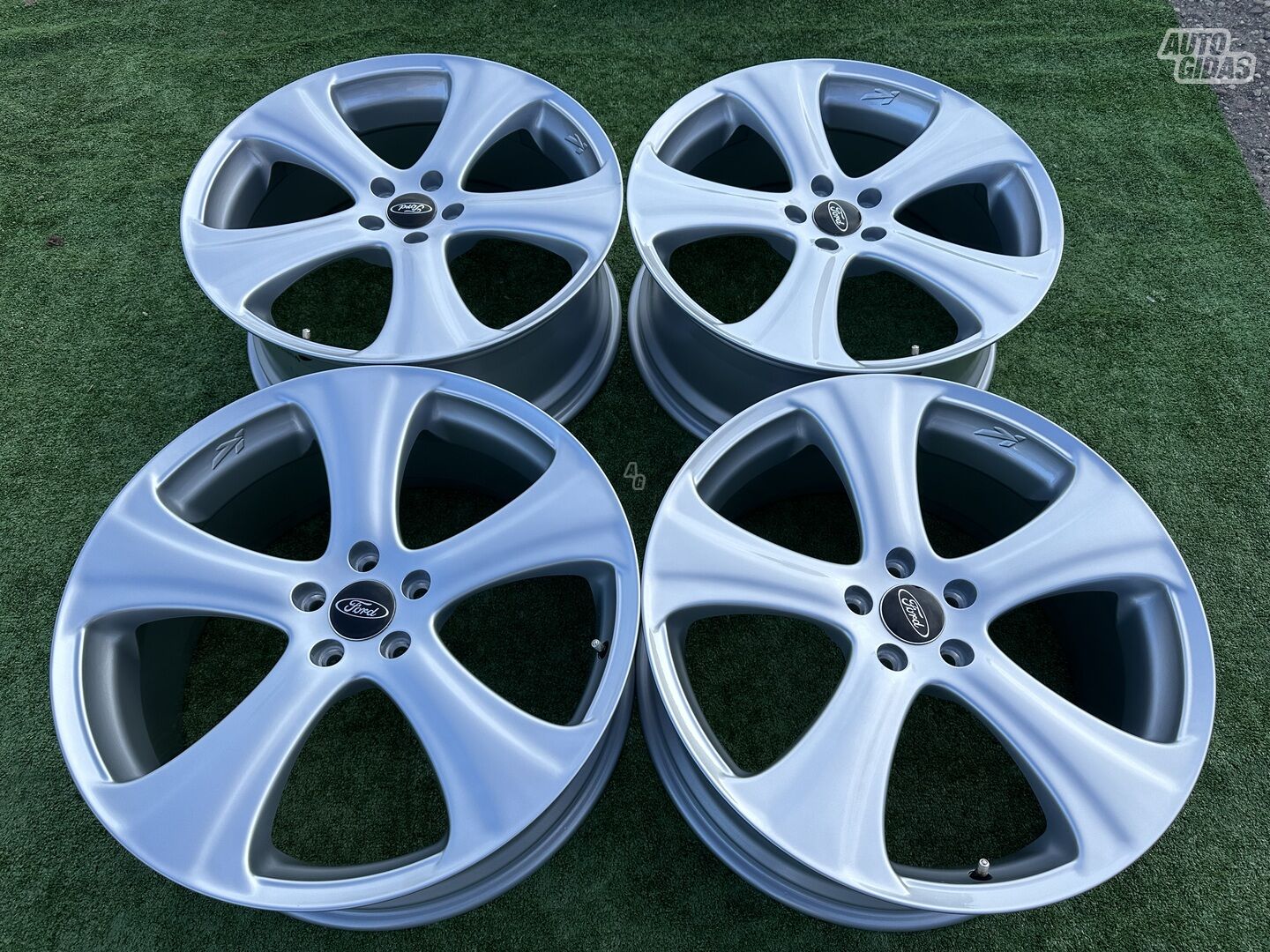 Ford Siunciam, 8.5J ET49 light alloy R20 rims