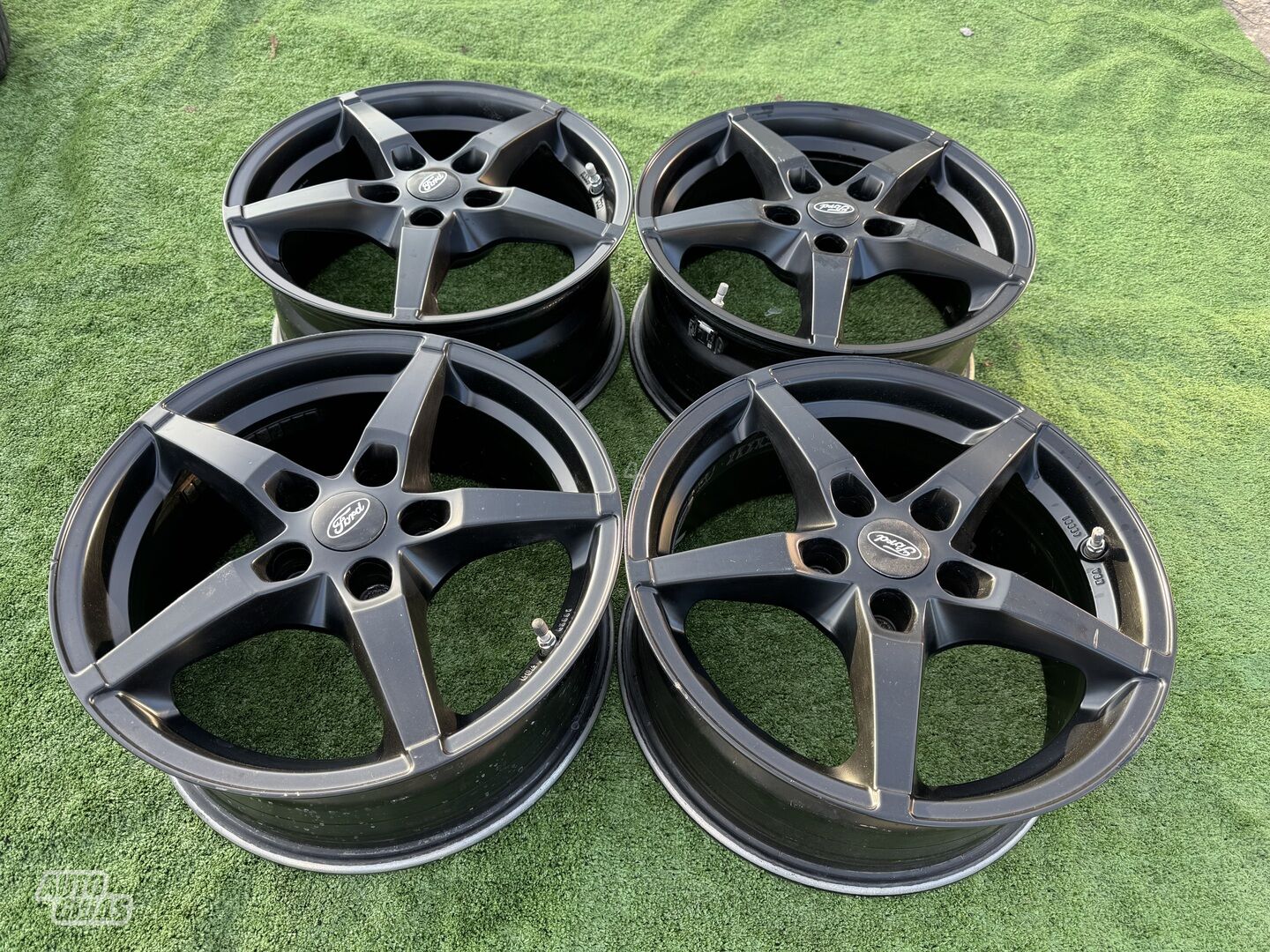 Ford Siunciam, 7J ET40 light alloy R16 rims