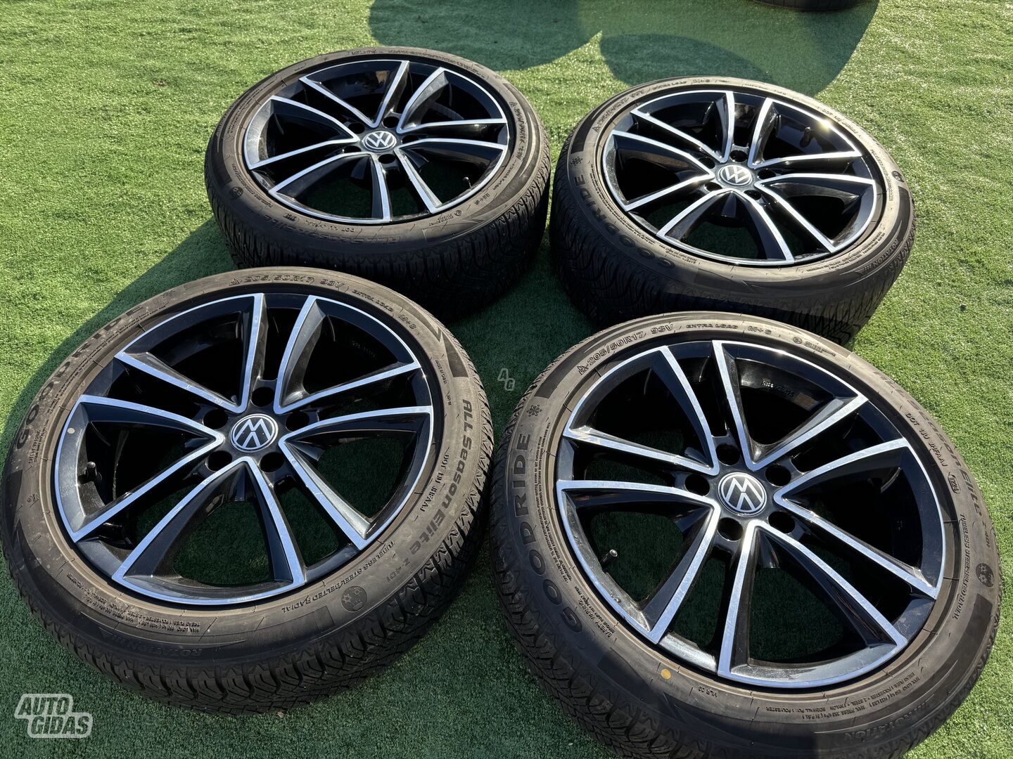 Volkswagen Siunciam, 7J ET35 light alloy R17 rims