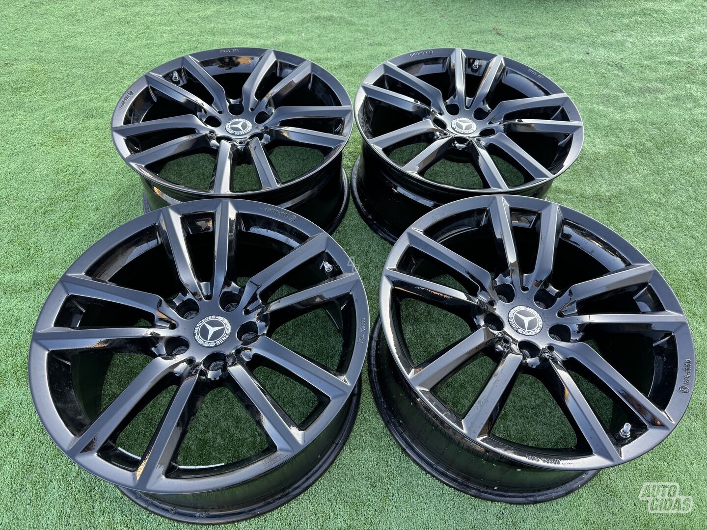 Mercedes-Benz Siunciam, 8J ET30 light alloy R18 rims