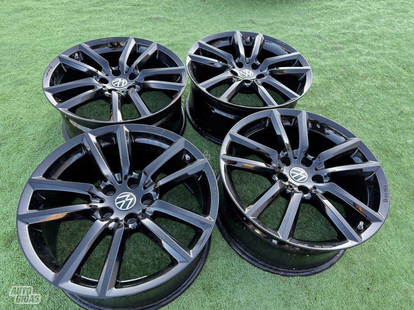 Volkswagen Siunciam, 8J ET30 light alloy R18 rims