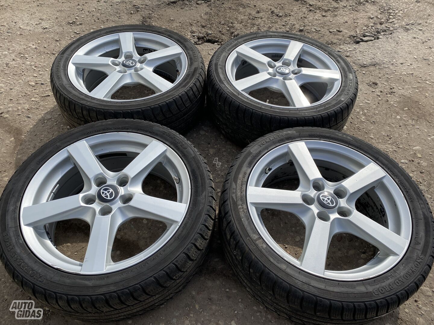 Toyota Siunciam, 7J ET48 light alloy R17 rims