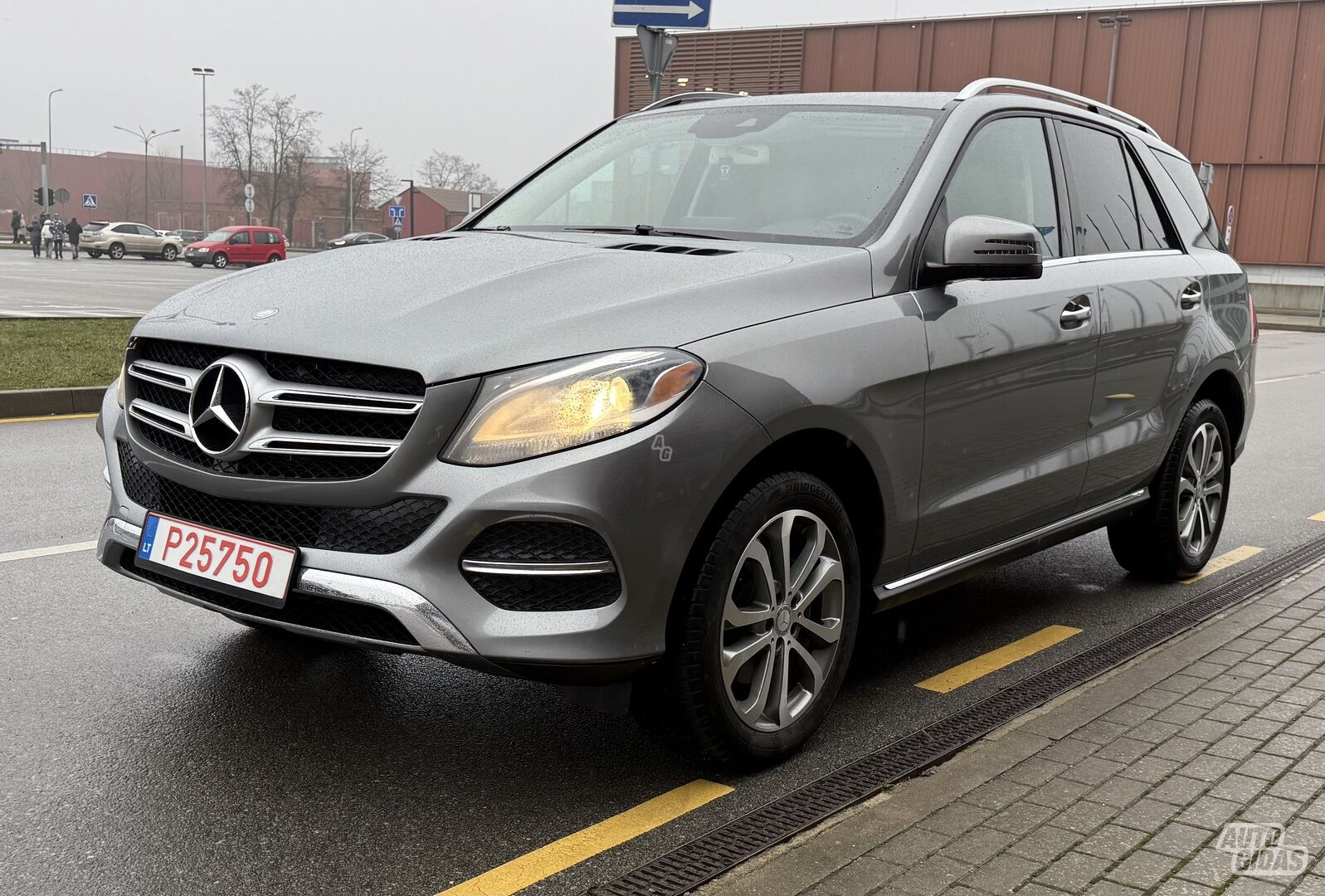 Mercedes-Benz GLE 350 2016 г Внедорожник / Кроссовер