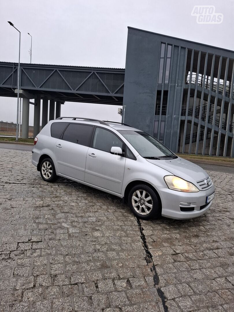 Toyota Avensis Verso 2004 г Минивэн