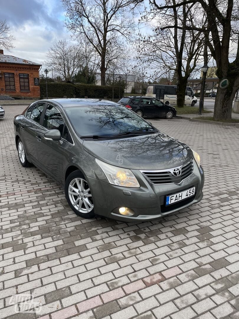 Toyota Avensis 2010 y Sedan